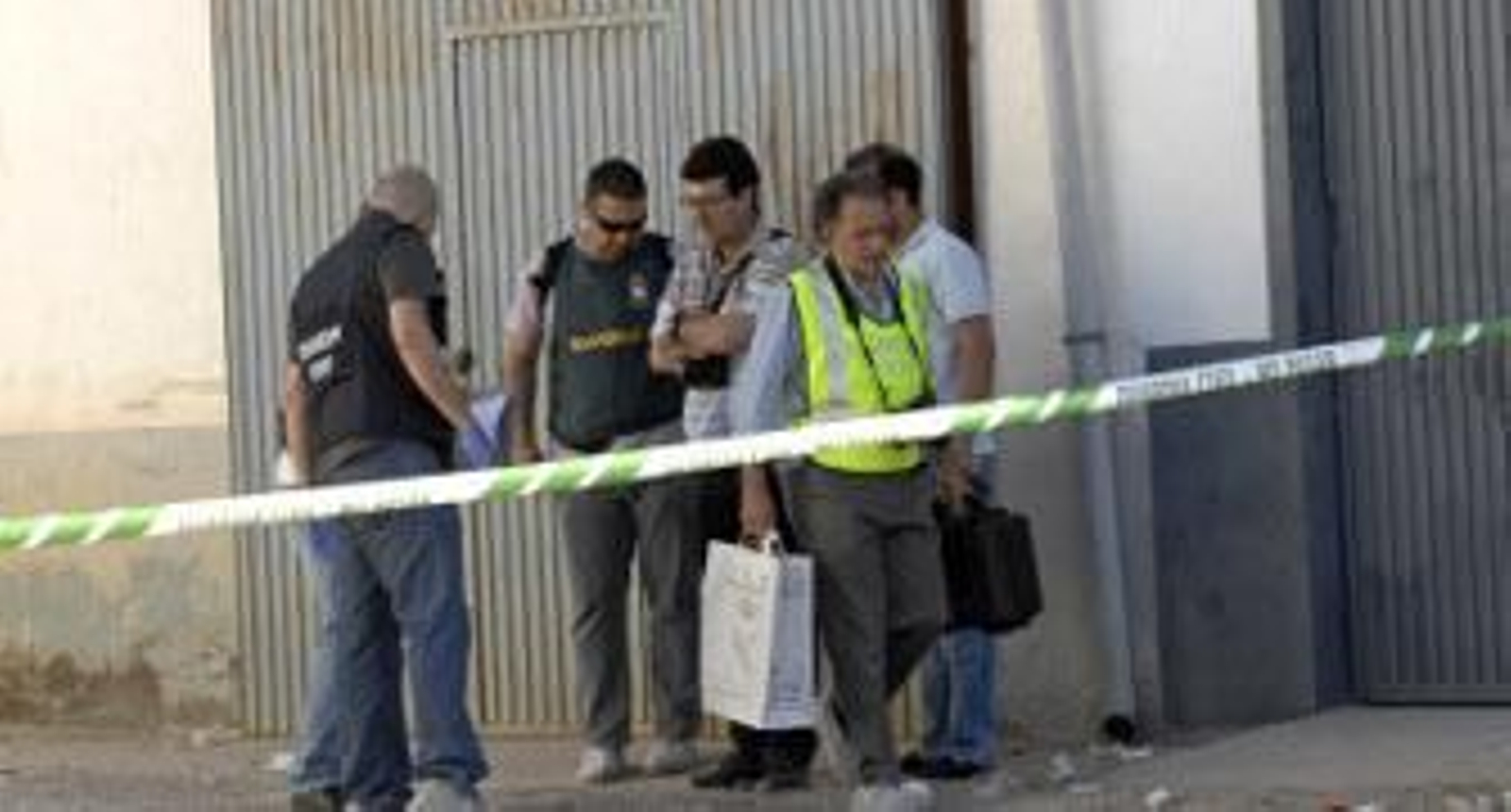 Agentes de la Guardia Civil, en el lugar del crimen de La Rinconada. / Manuel Gómez