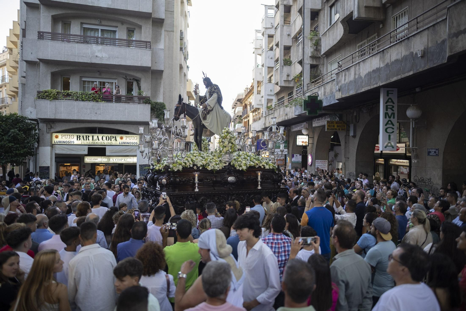 Imágenes de la salida extraordinaria de La Borriquita por las calles de Huelva