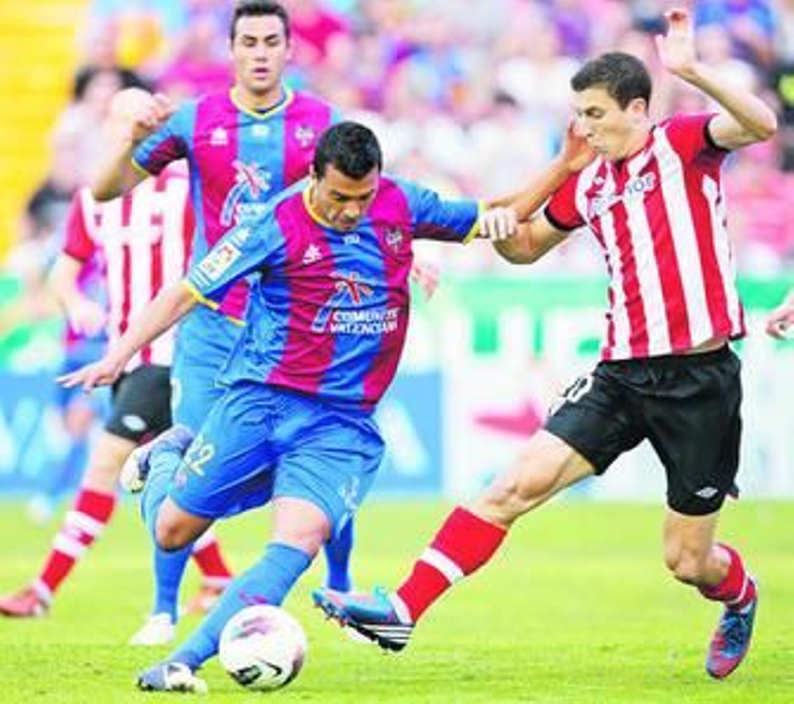 El levantinista Cabral disputa el balón con De Marcos.