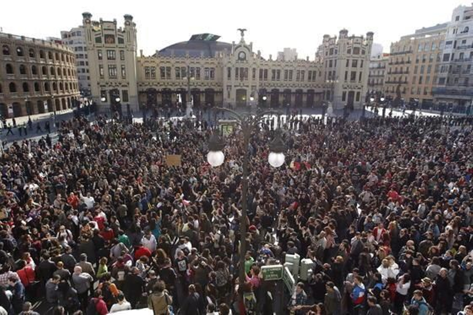 Miles de personas se manifiestan tras las duras cargas policiales.

Foto: efe/afp/reuters