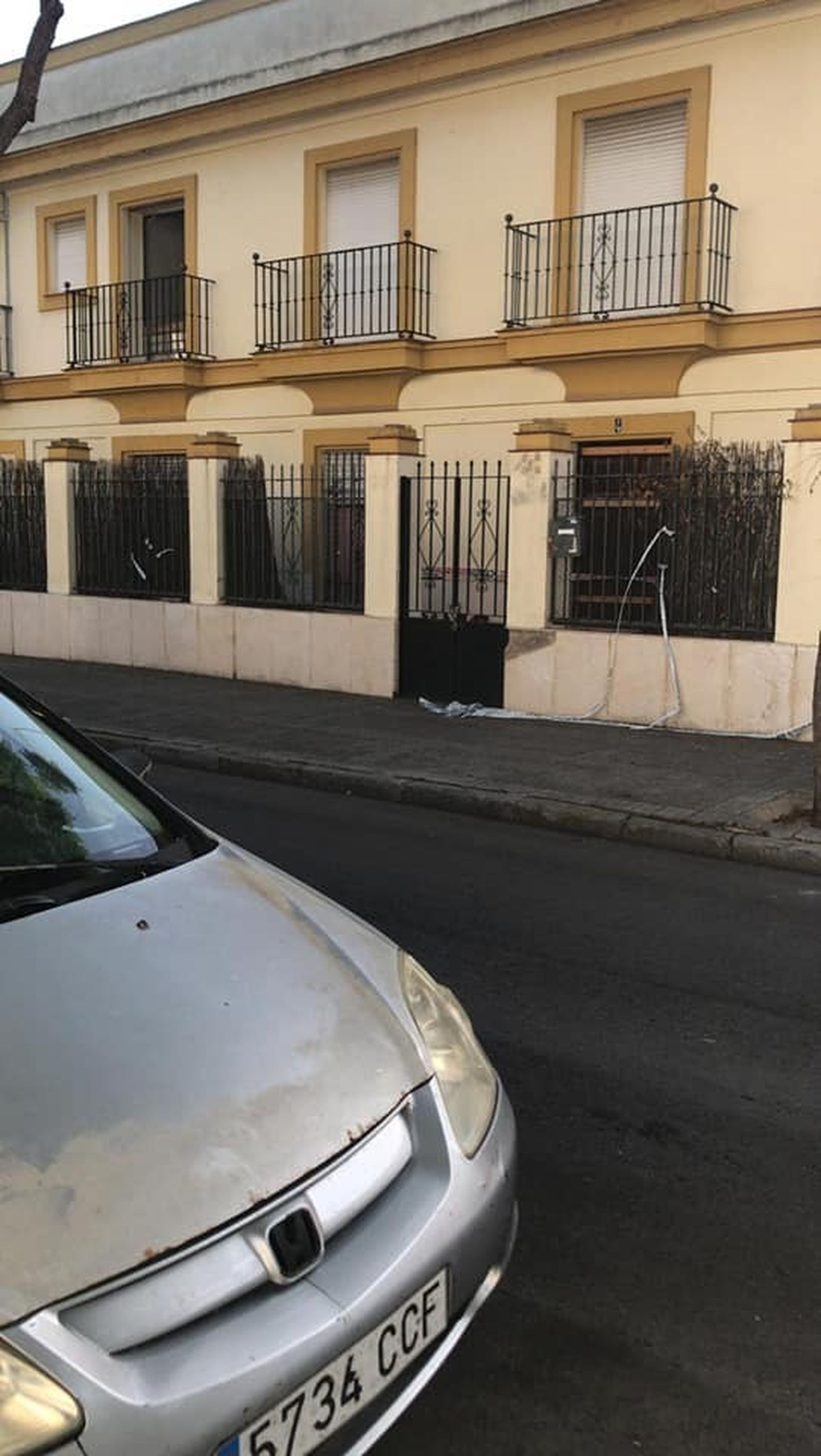 Vecinos denuncian que hay nuevos intentos de entrar en las casas que se precintaron y tapiaron el pasado verano.