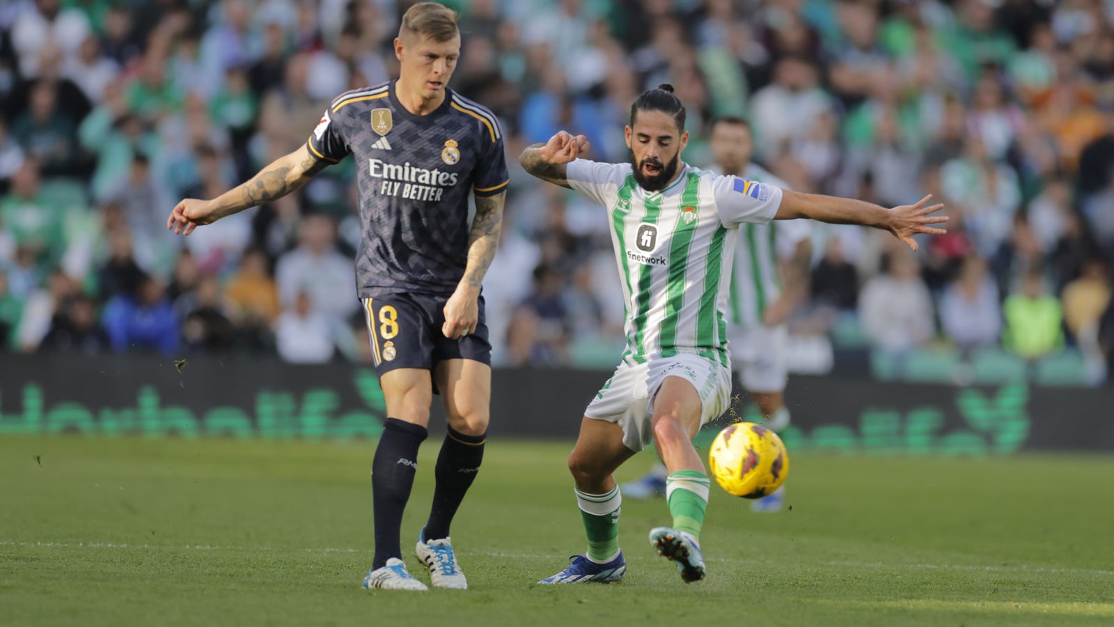 Isco trata de interceptar en defensa un pase de Kroos.
