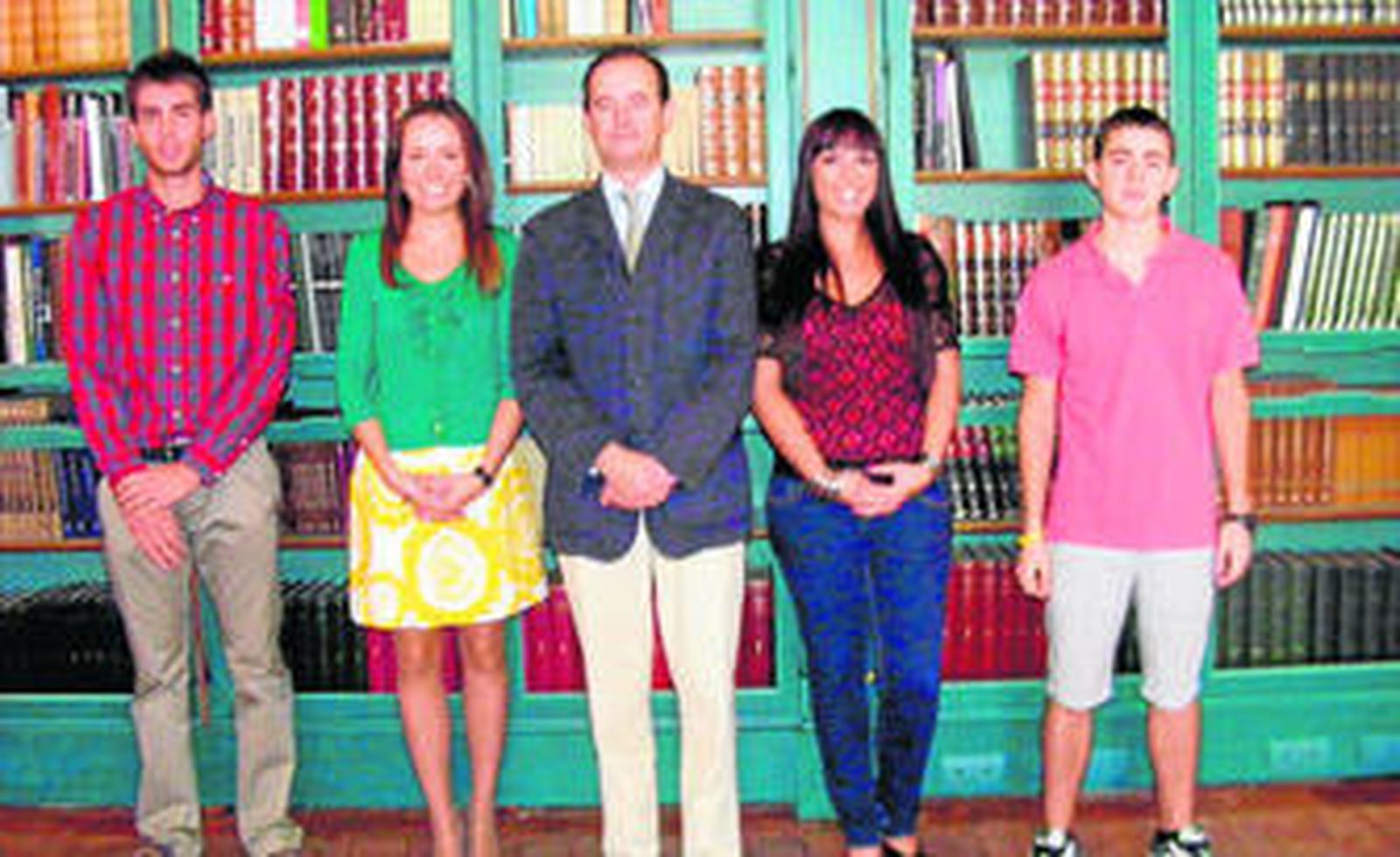 Los premiados con las becas anuales de La Maestranza por tener los mejores expedientes académicos.