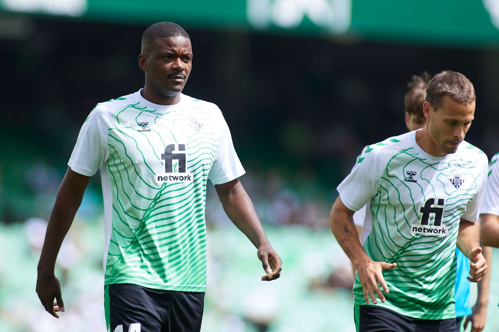 William Carvalho, en un calentamiento junto a Canales.