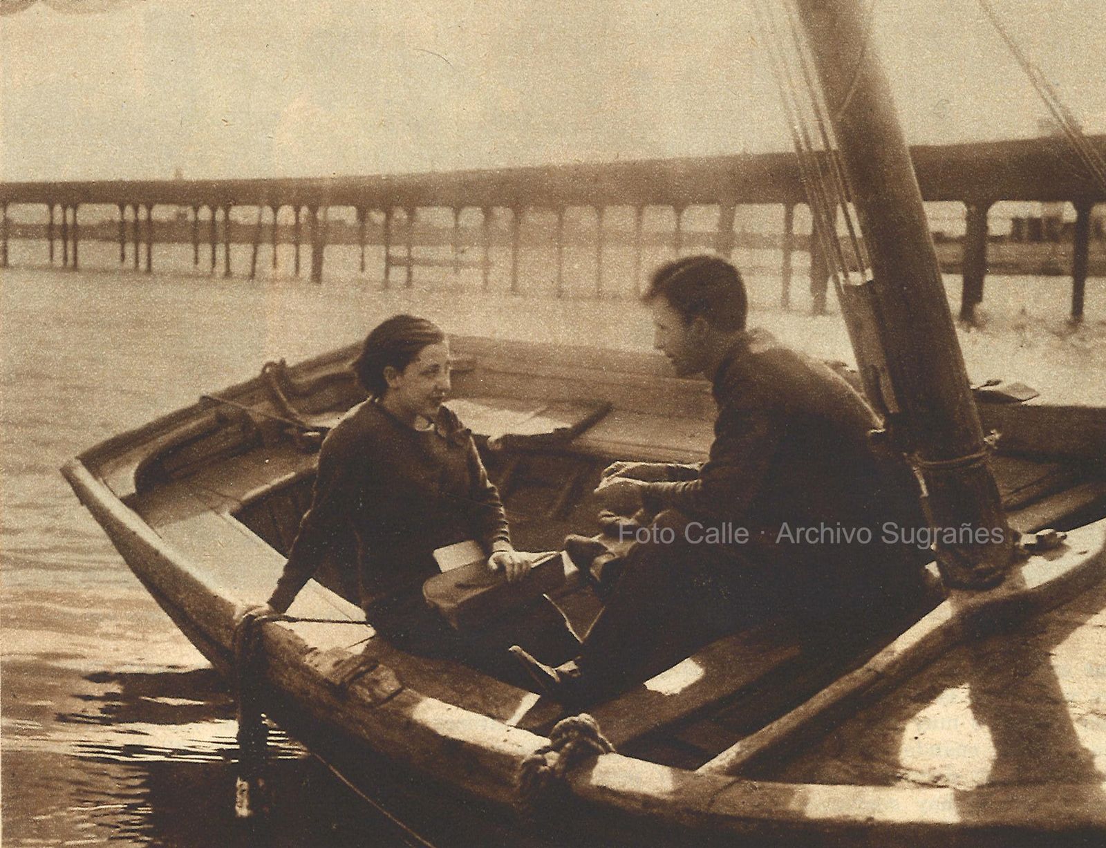 El matrimonio Joaquín Guerero y Josefa Canales en su barco junto al muelle de la Riotinto.
