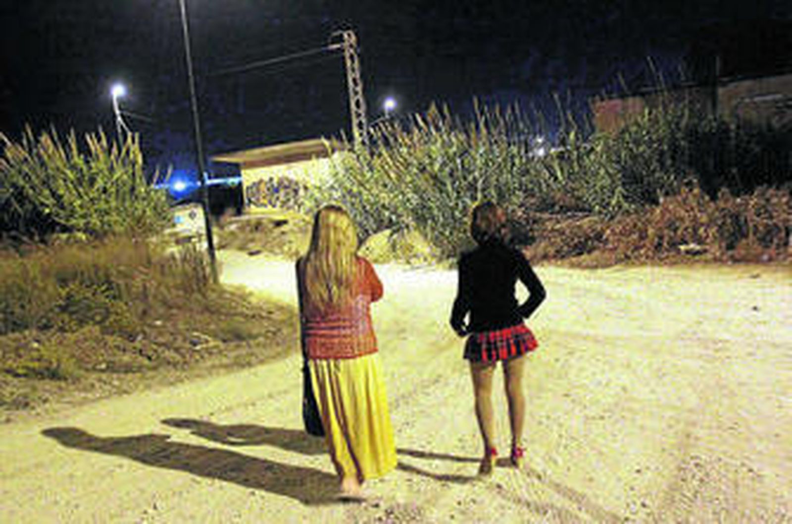 Dos mujeres, en el polígono Guadalhorce, la zona en la que se produjo la presunta agresión.