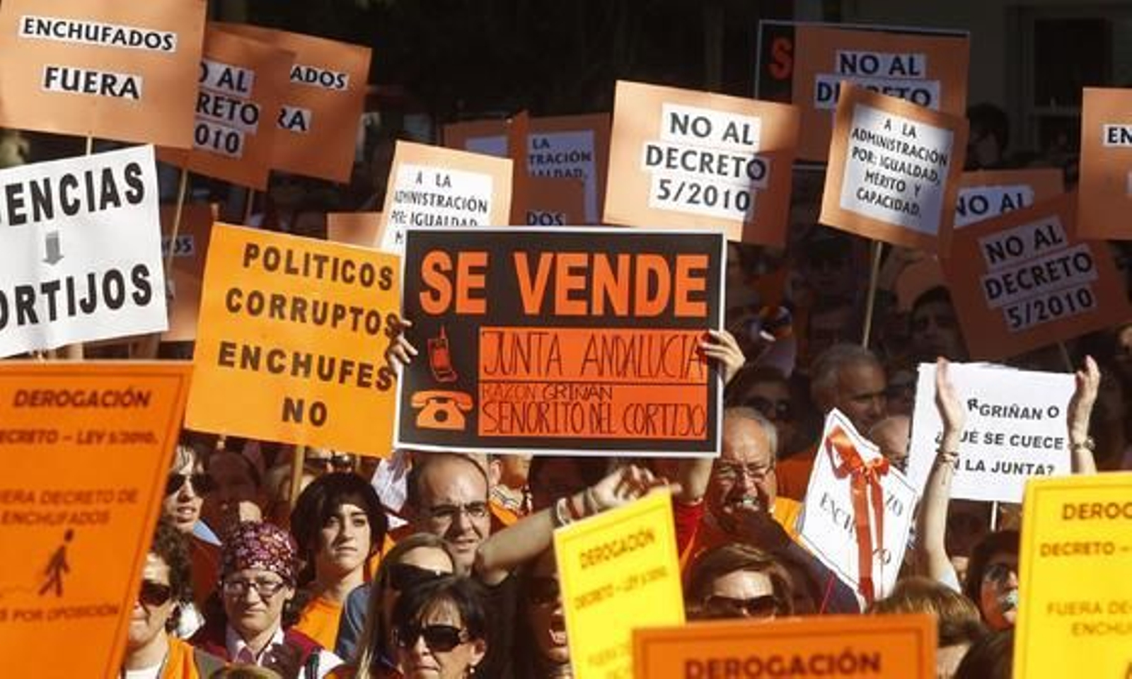 Miles de funcionarios se manifestaron desde la Alameda de Hércules hasta el Parlamento andaluz contra el decreto de la Junta bajo el lema 'Defiendo mi derecho y la gestión pública'.

Foto: Antonio Pizarro