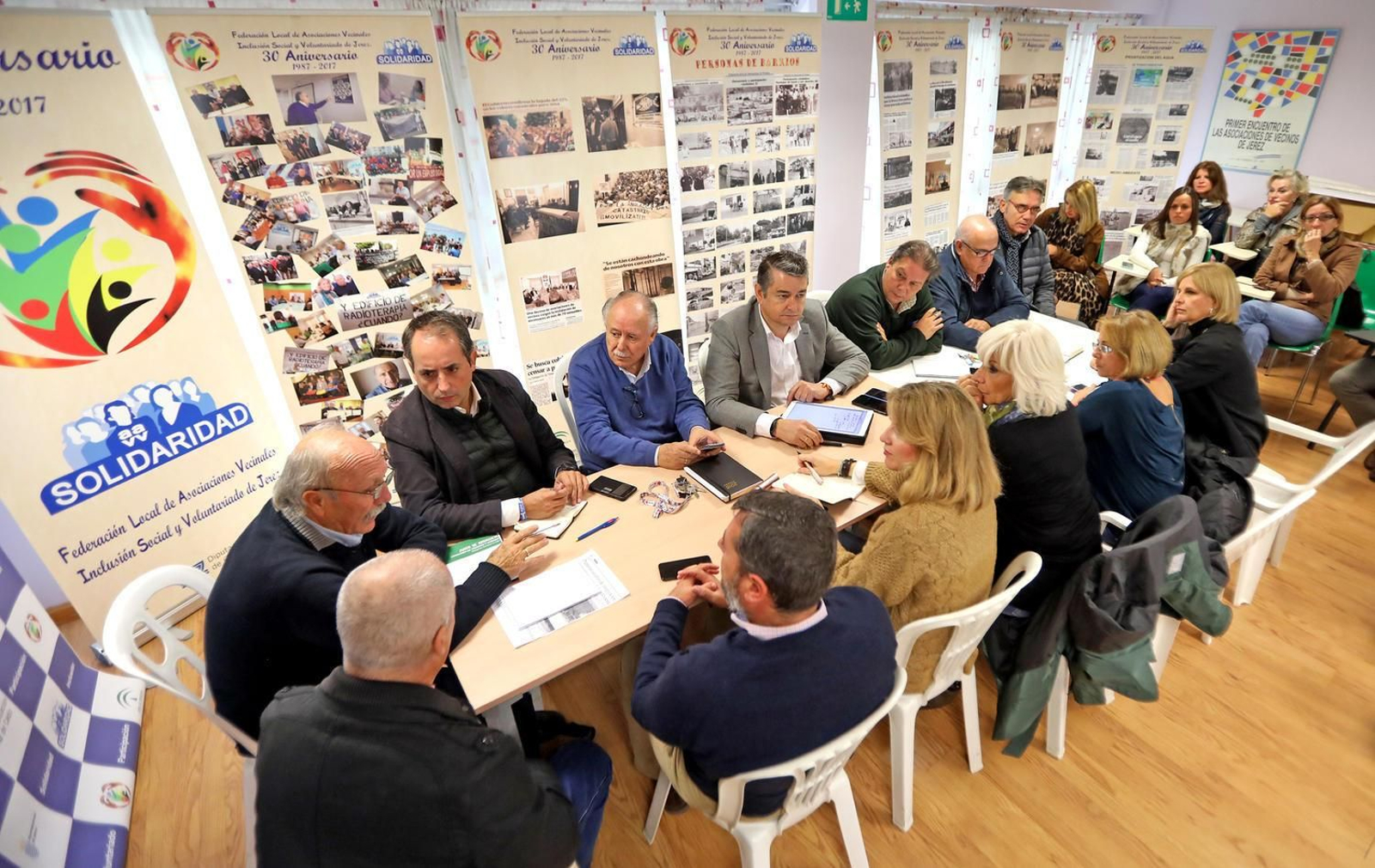 Sebastián Peña y otros integrantes del PP, reunidos con miembros del PP.