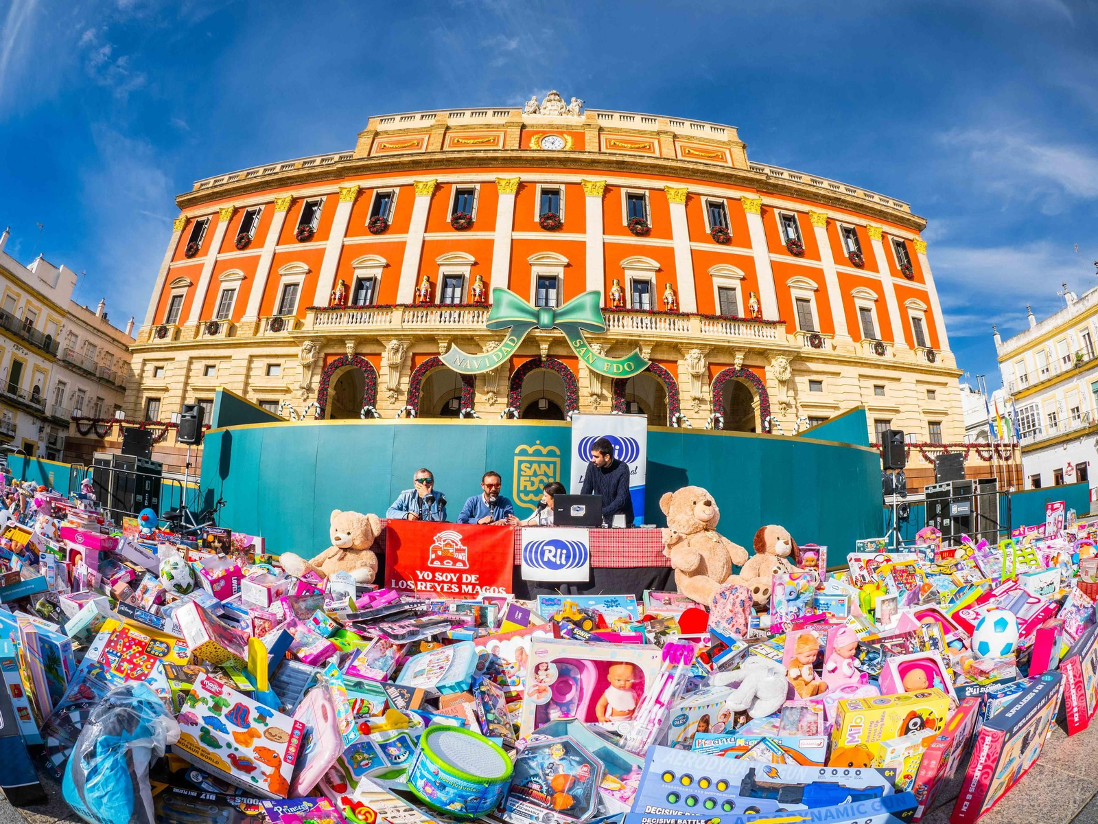 La Caravana Solidaria recoge cientos de regalos para echar una mano a los Reyes Magos en San Fernando