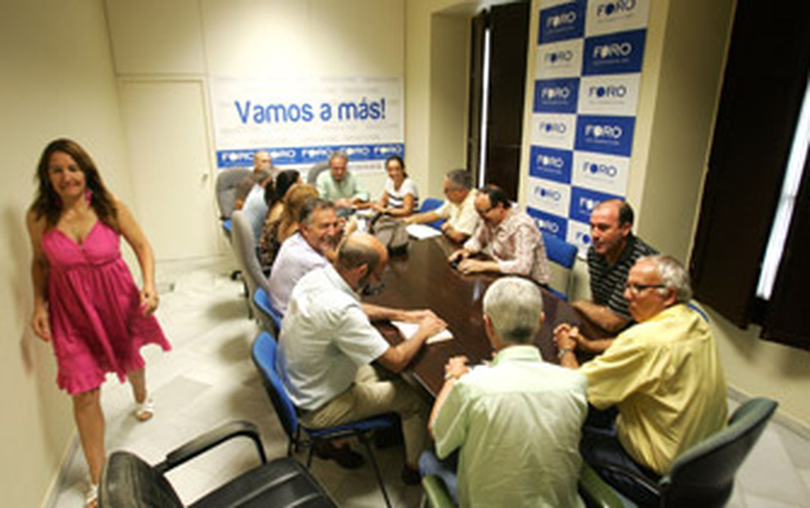 Un momento de la reunión celebrada ayer por los grupos de la oposición y los sindicatos, en la sede de los grupos municipales./Pascual