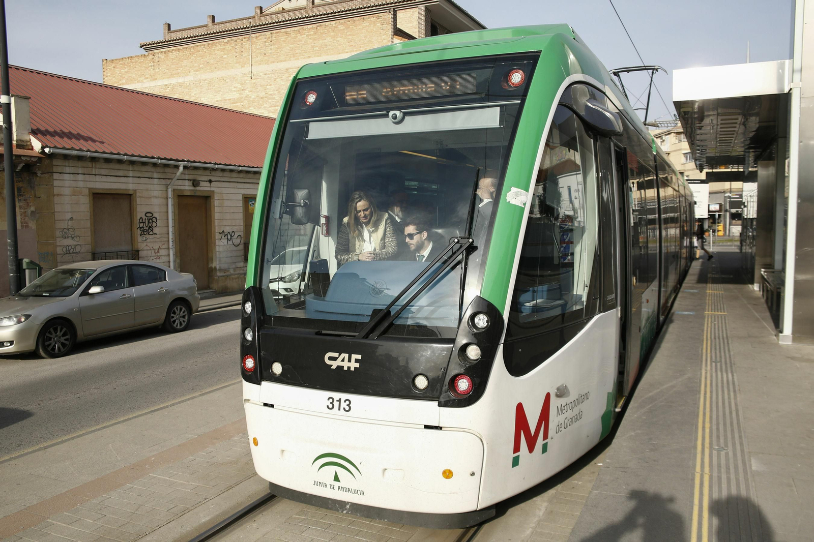 Un tren del Metro de Granada, detenido en la estación de Albolote