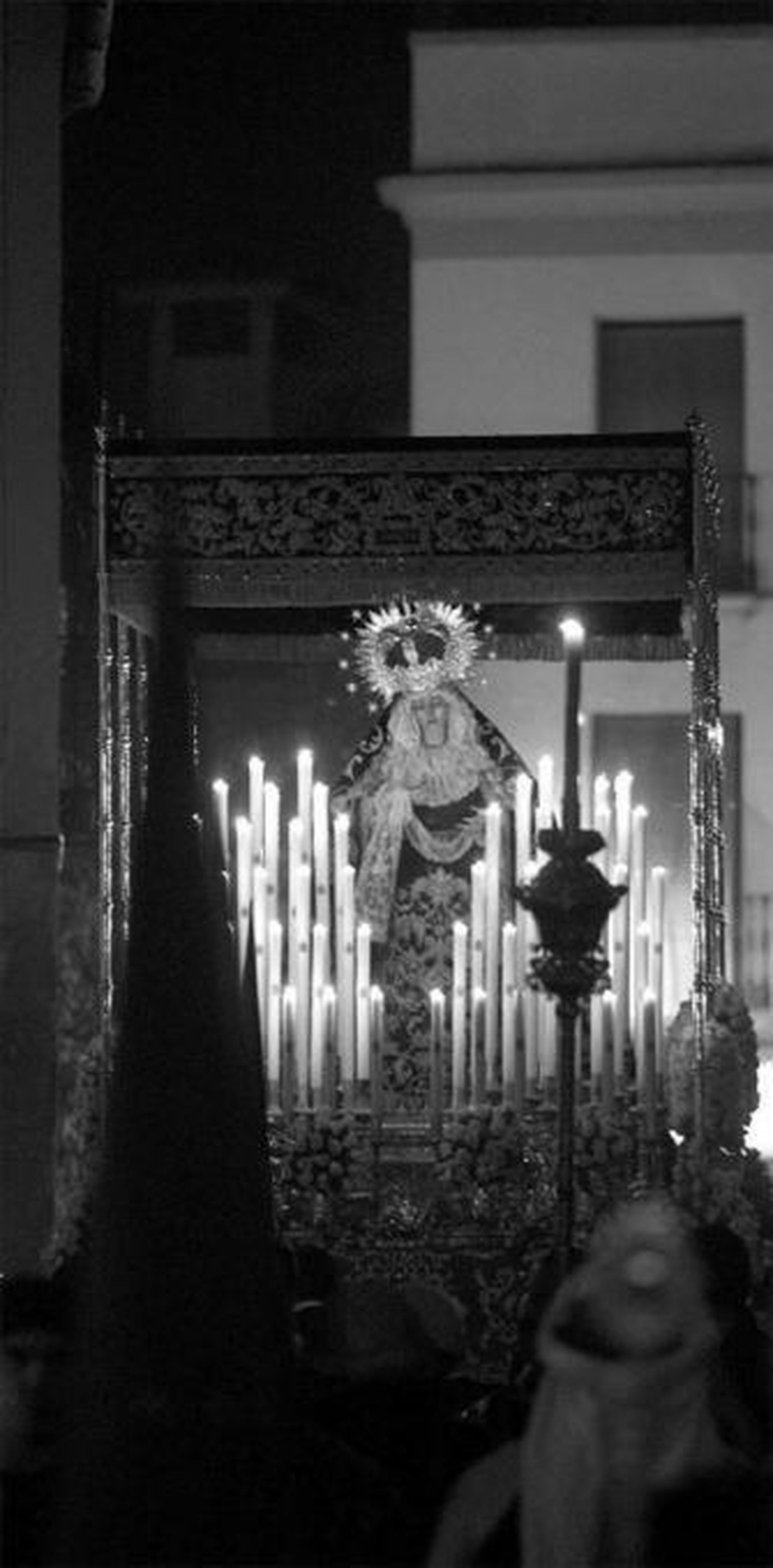 Imagen de la Virgen de la Caridad a su salida del templo de San Andrés.