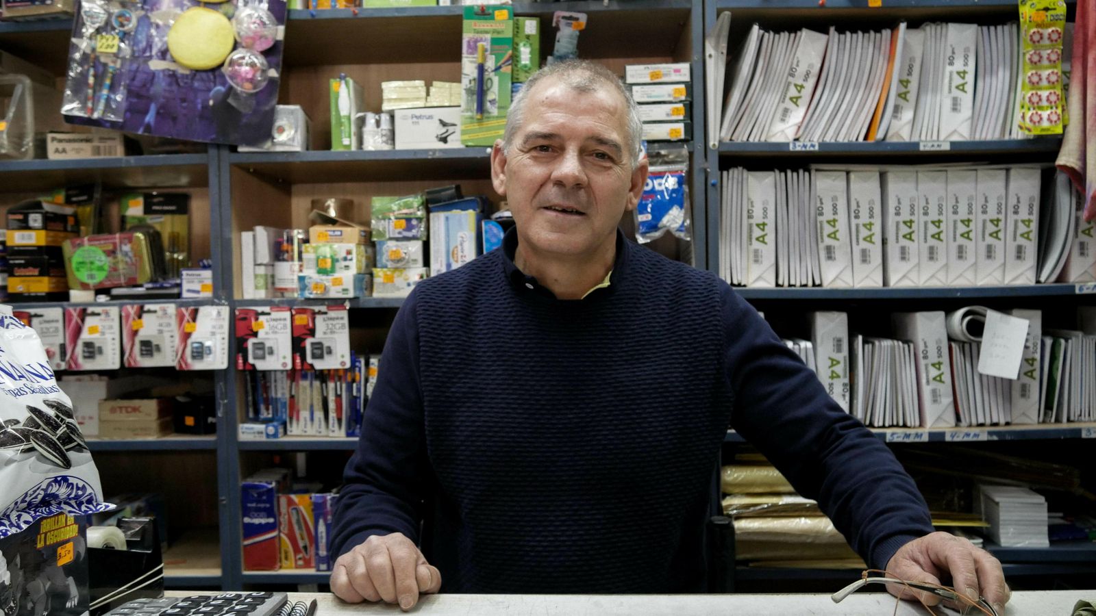 Sergio vende periódicos en su bazar desde hace más de 30 años