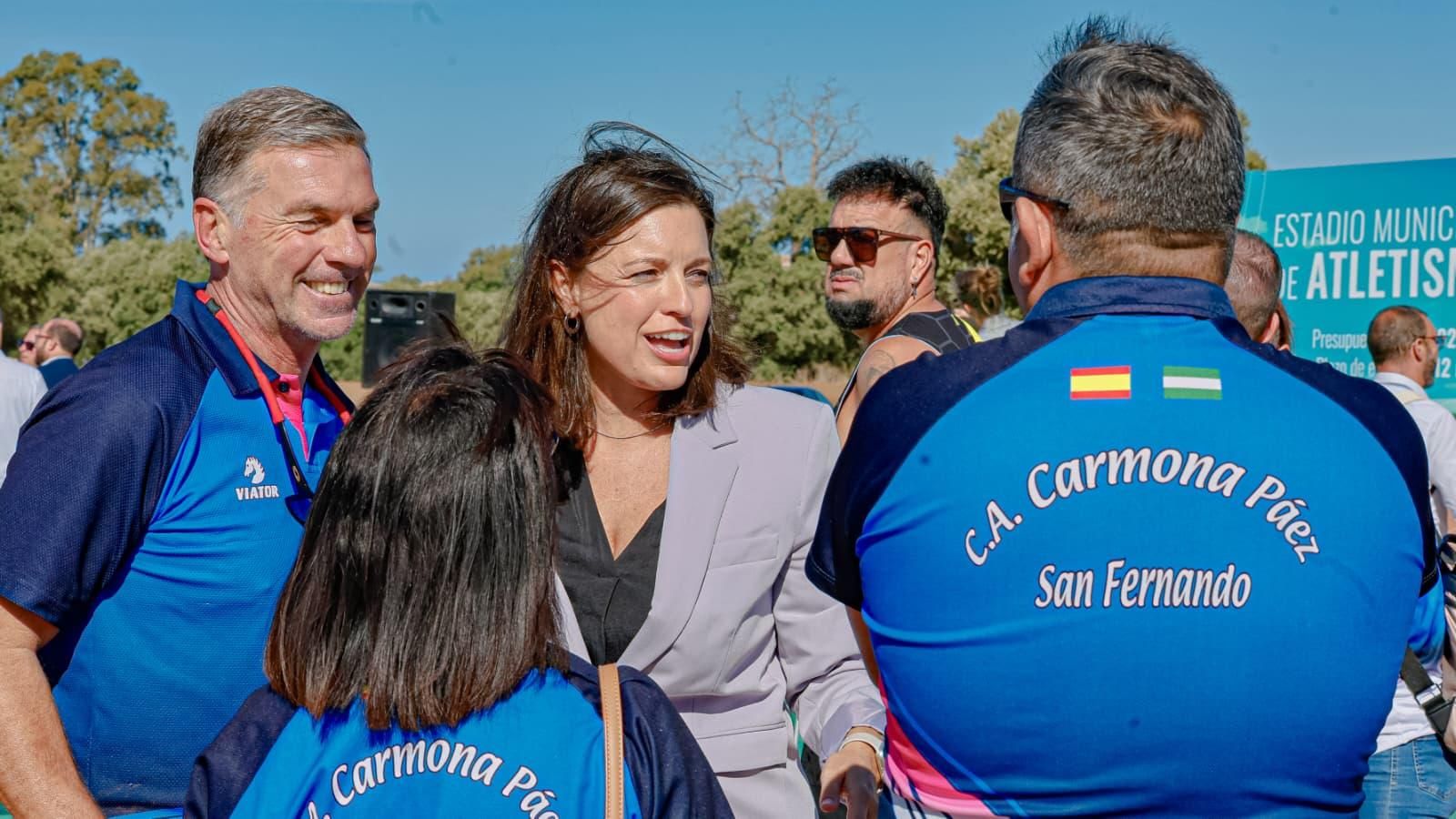 La alcaldesa de San Fernando, Patricia Cavada, rodeada de representantes de los clubes de altetismo en el acto de inicio de obra del nuevo estadio
