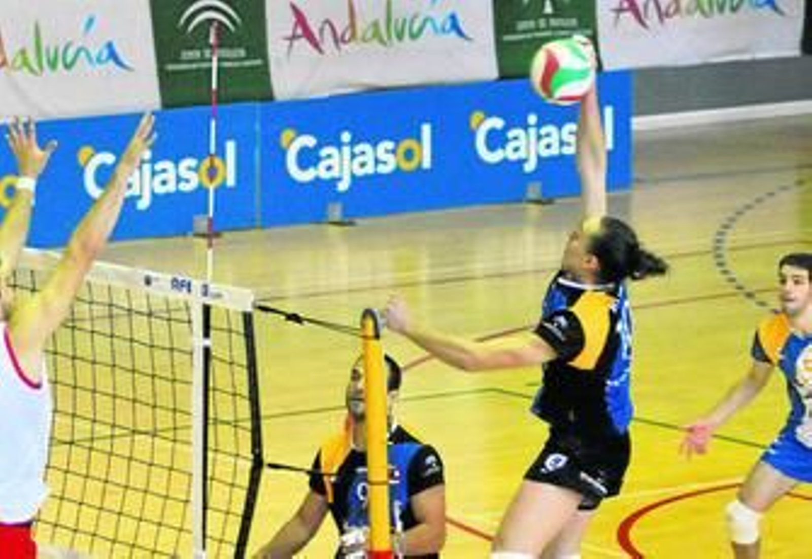 Fran Ruiz remata un balón durante un partido de la presente temporada.