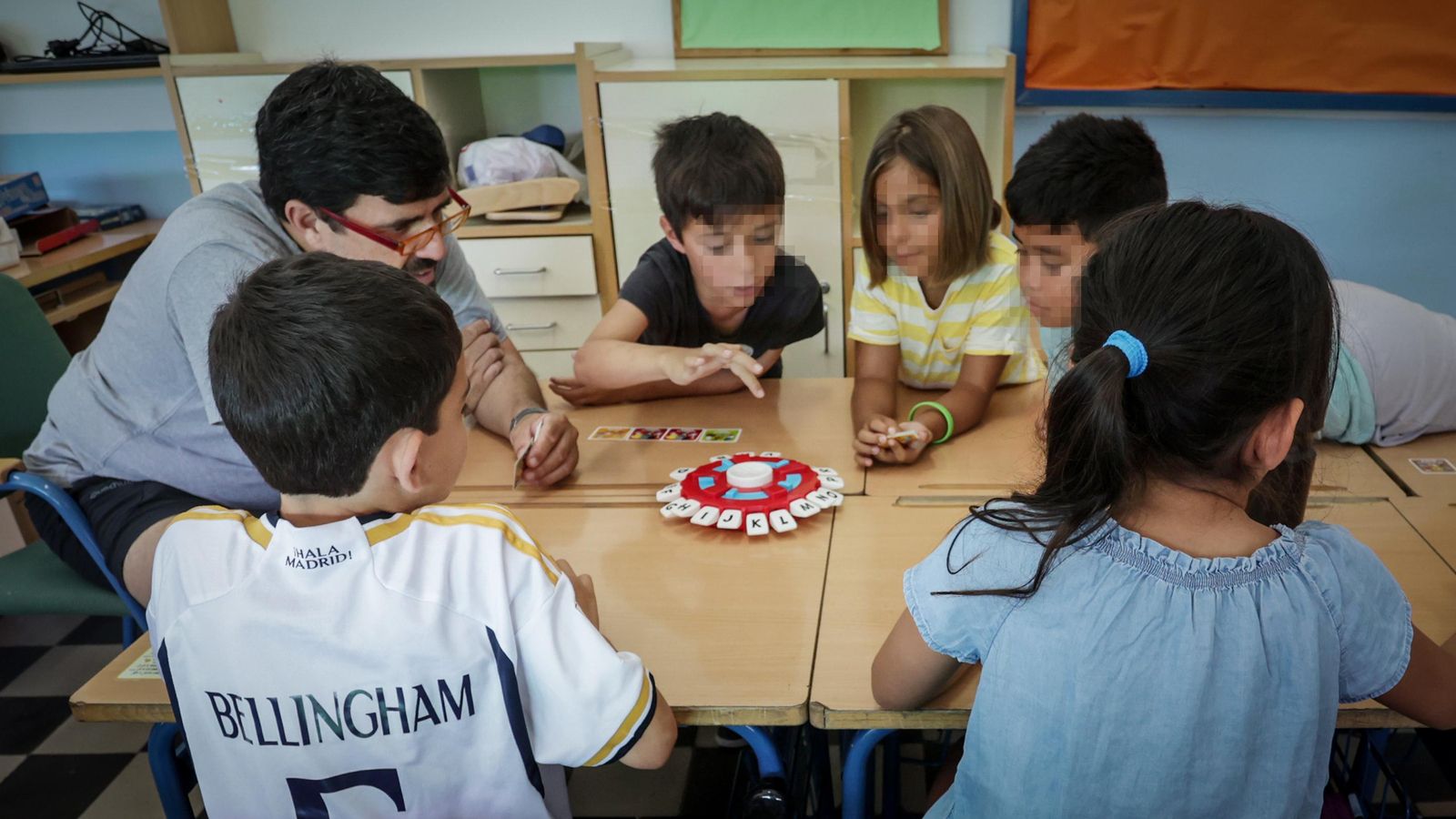 Varios alumnos, realizando una actividad en clase.