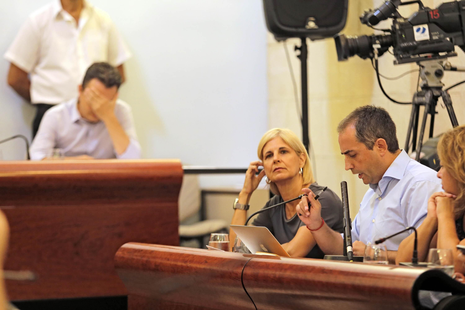 El edil del PP Antonio Saldaña interviene en presencia de María José García-Pelayo; al fondo, Santiago Galván.