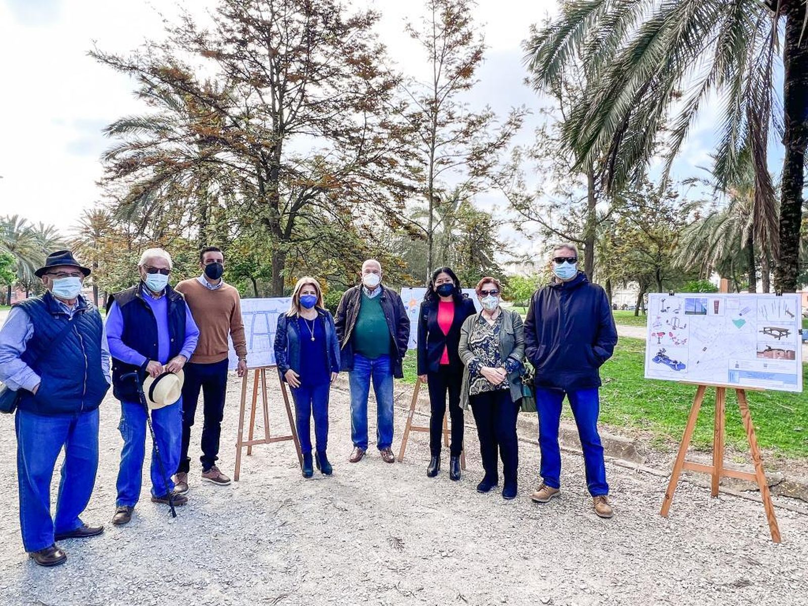 La alcaldesa y los ediles con vecinos de la zona sur durante la presentación del proyecto del Parque Puerta del Sur.