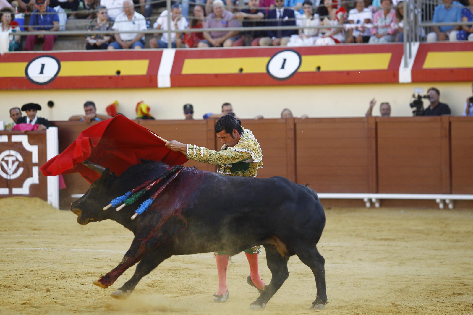 Imágenes de la corrida de toros de la Feria de Vera, con Morante de la Puebla, Emilio de Justo y Pablo Aguado