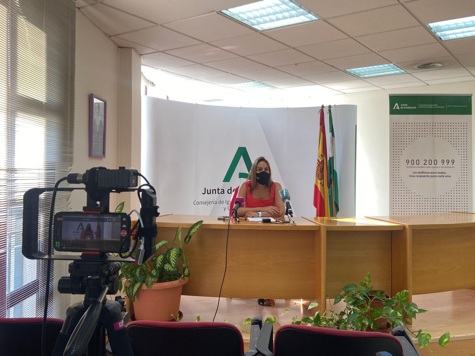 La delegada de Igualdad en Málaga, María Dolores Fernández Trinidad, en rueda de prensa.