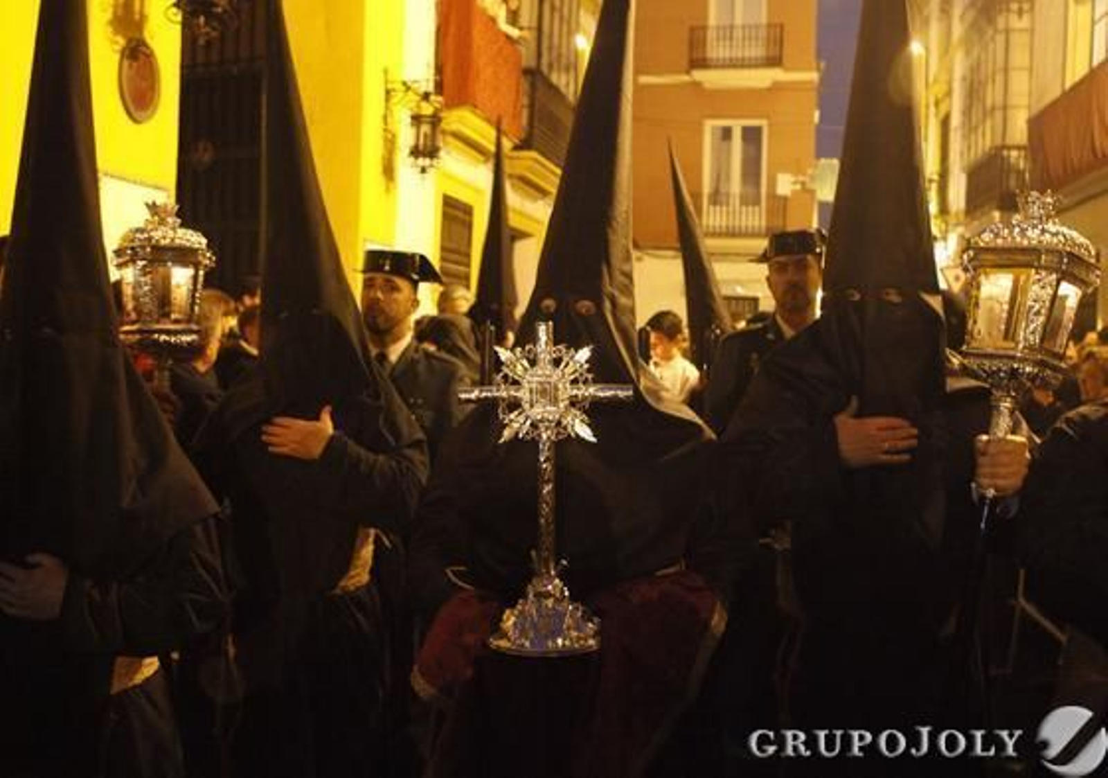 La Hermandad de Vera-Cruz sale sin pasos y completa su estación de penitencia con el Lignum Crucis.  Foto: Jose Angel Garcia