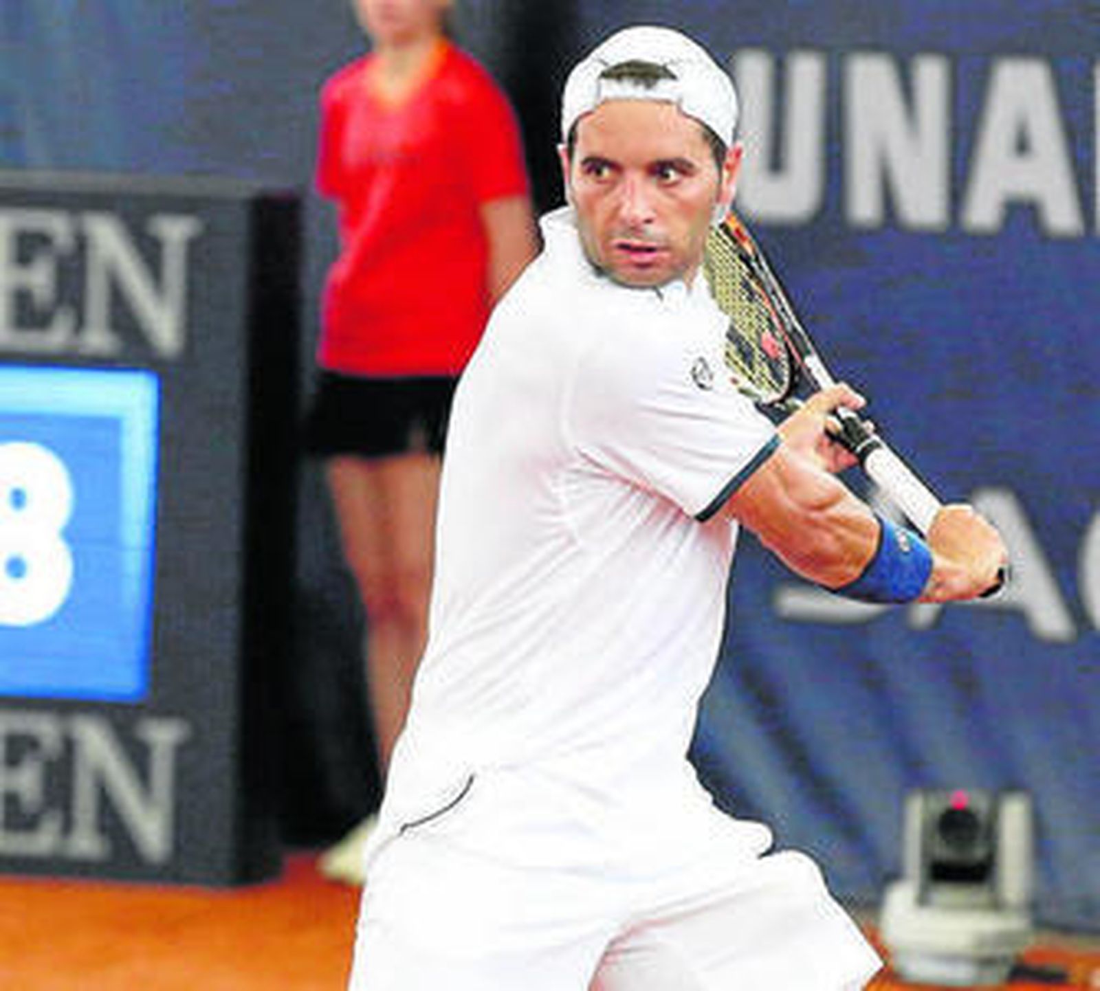 Albert Montañés juega una bola en el Torneo de Hamburgo.