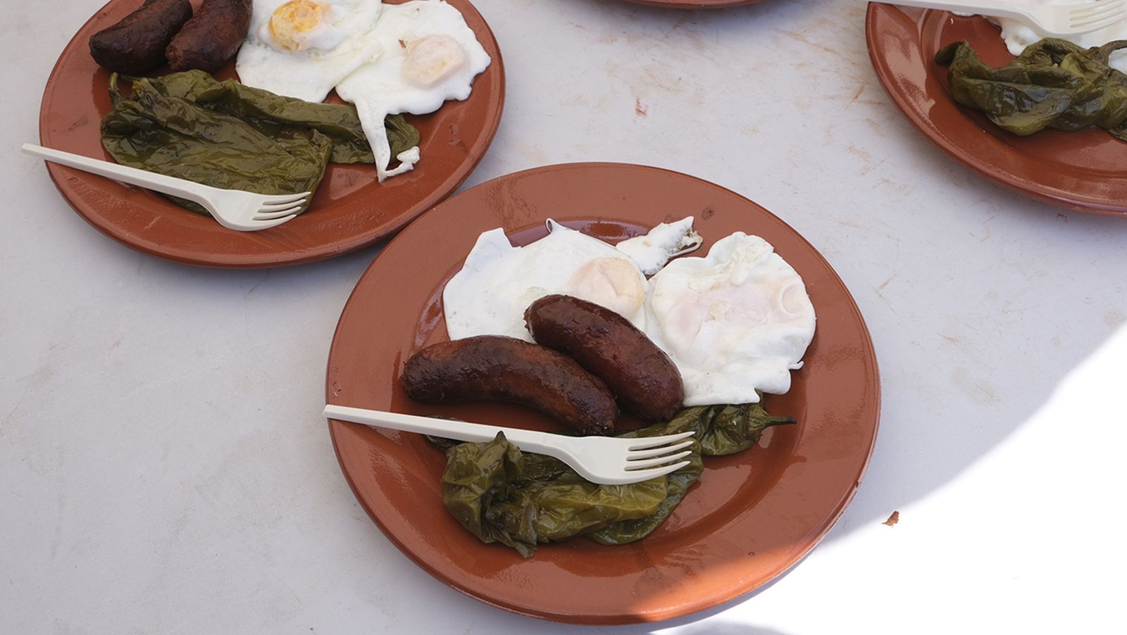 Imágenes de la degustación de huevos fritos con chorizo, en las Fiestas de Santa María del Águila