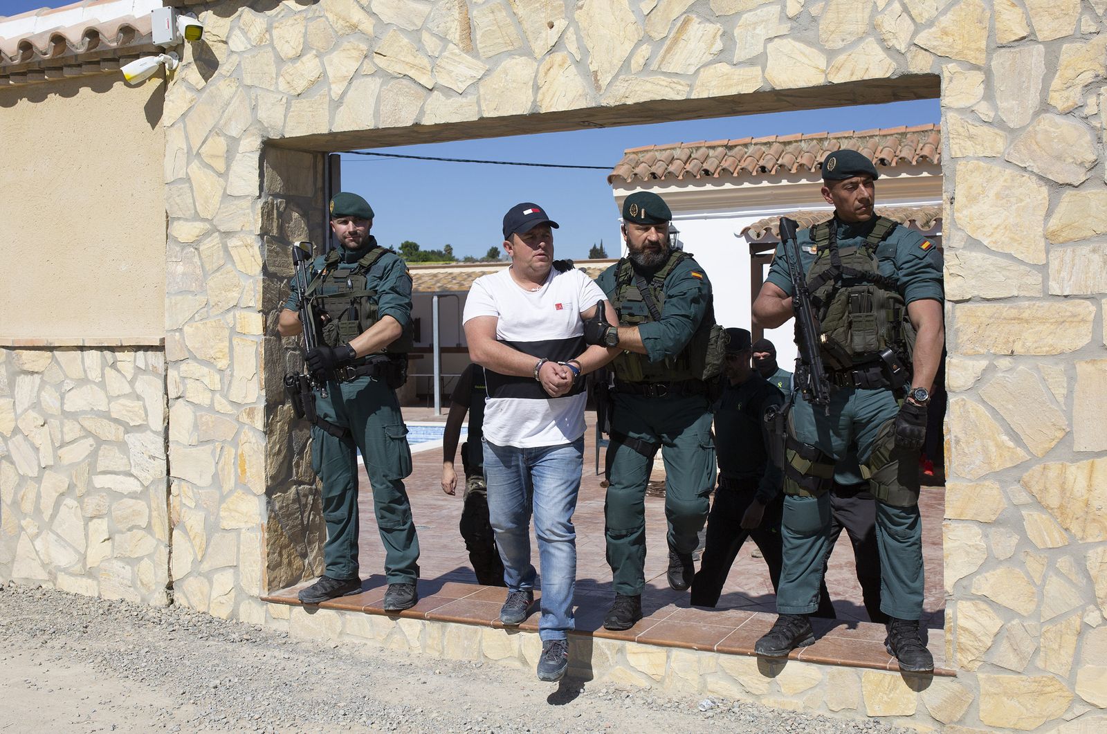 Agentes de la Guardia Civil deteniendo en Trebujena esta semana a varios integrantes de una red que operaba en Cádiz, Sevilla y Málaga.