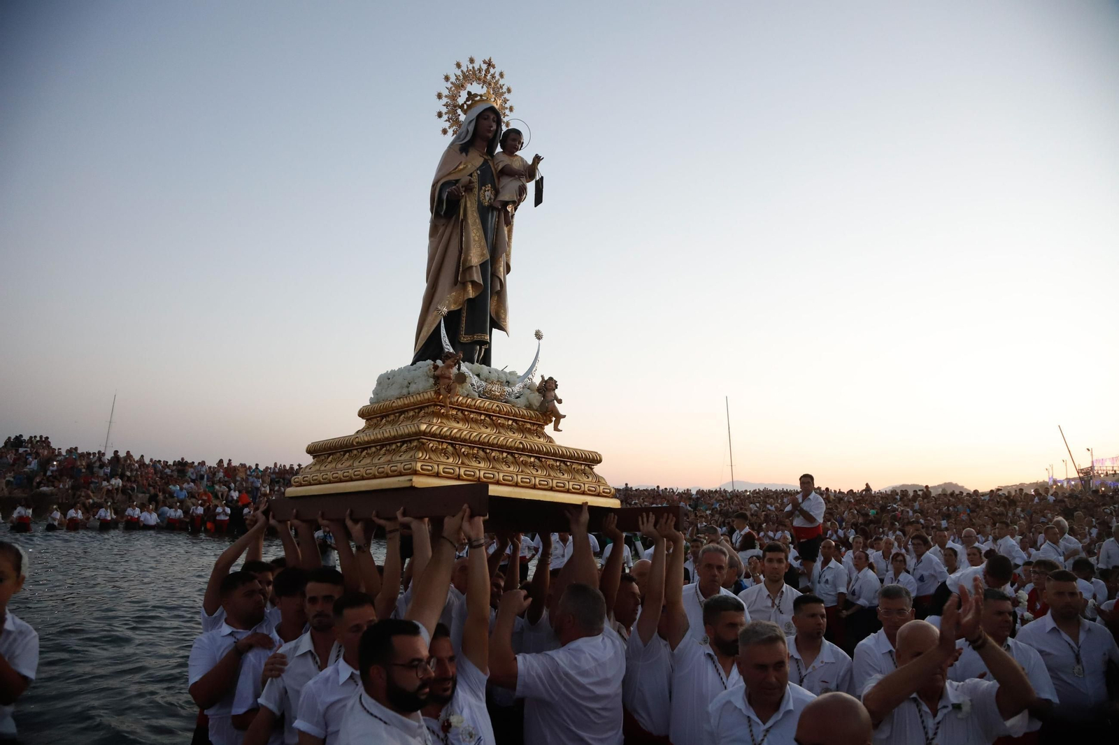 La procesión de la Virgen del Carmen en la playa del Palo, en Málaga, en fotos