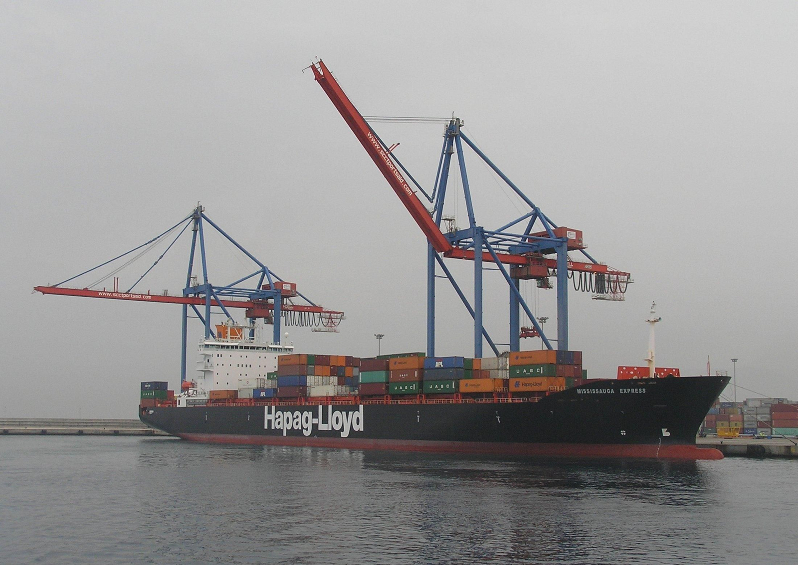 Un barco de la naviera alamena Hapag-Lloyd en el puerto de Málaga
