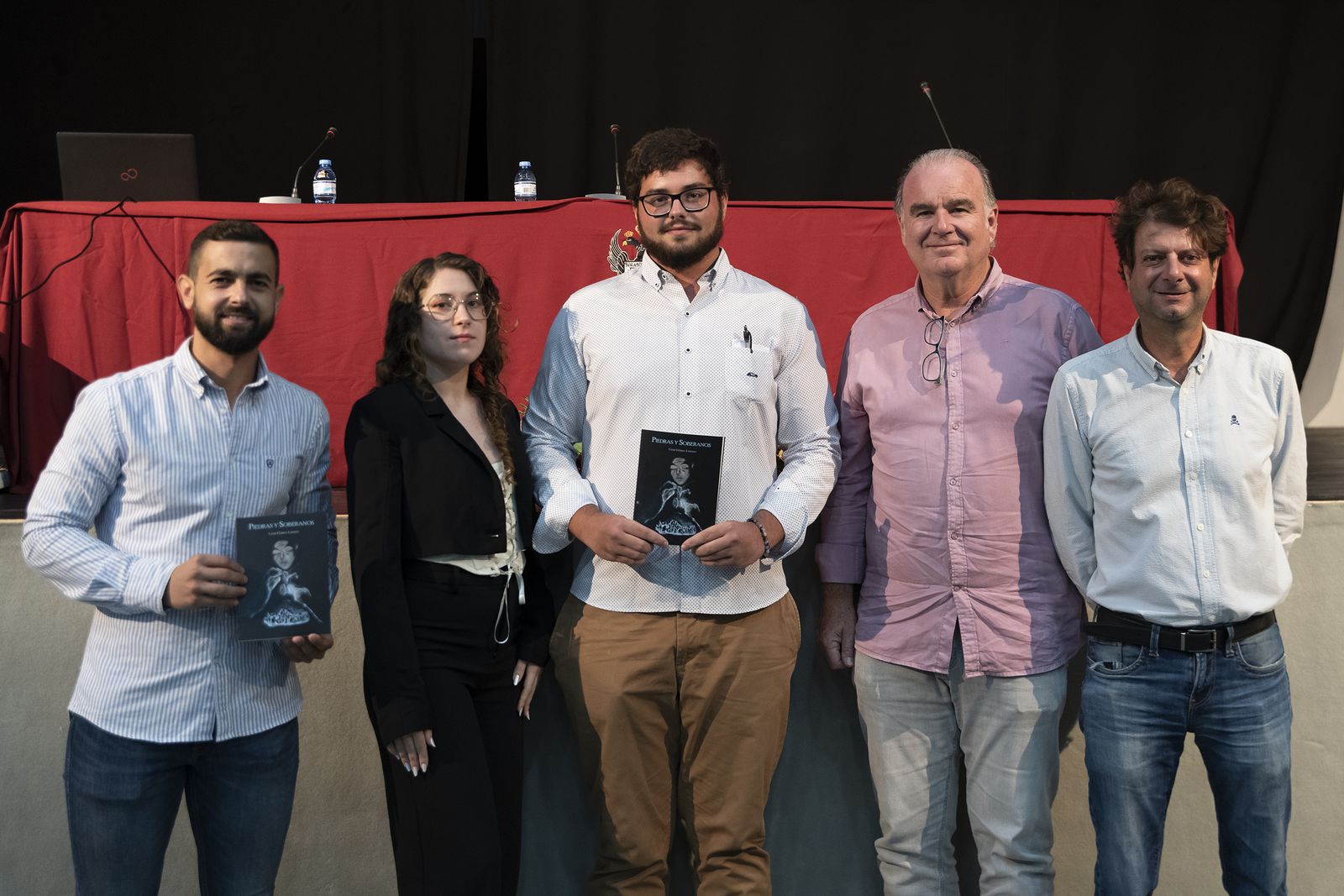 El Cine Teatro Regio de Vera acogió la presentación del libro 'Piedras y soberanos'.