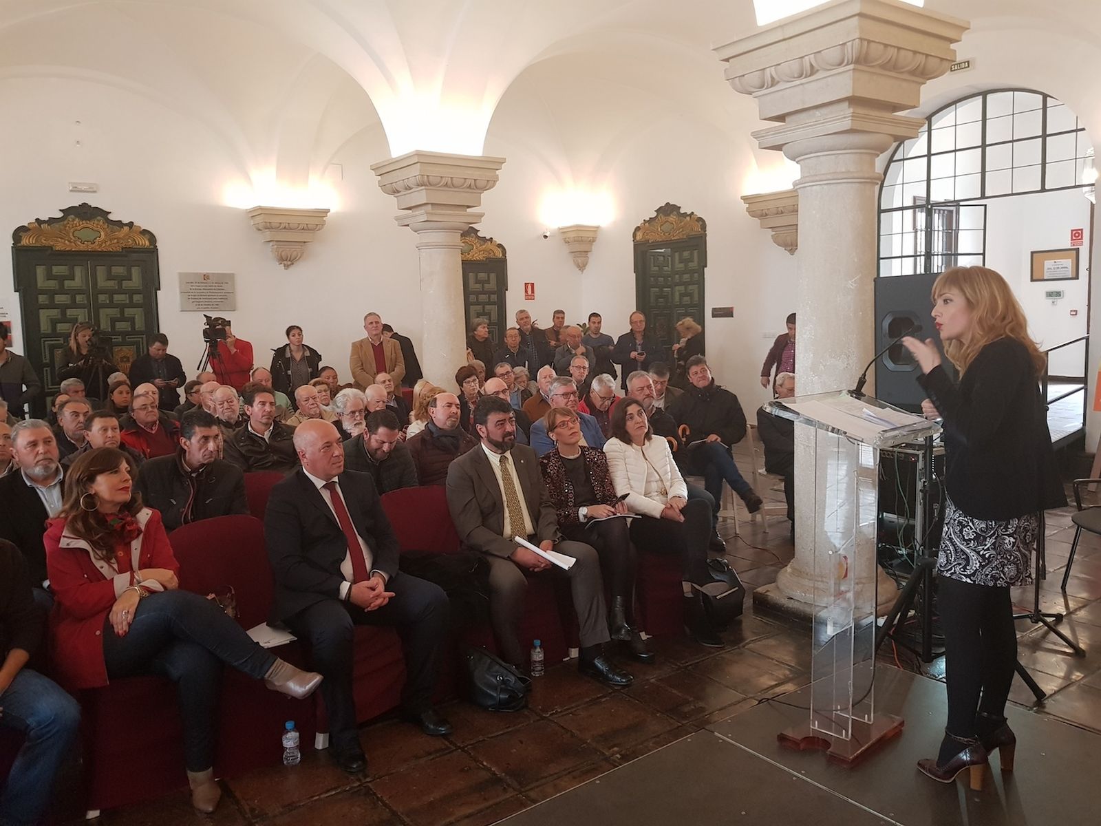 Carmen Castilla se dirige a afiliados y autoridades, en el palacio de la Merced.