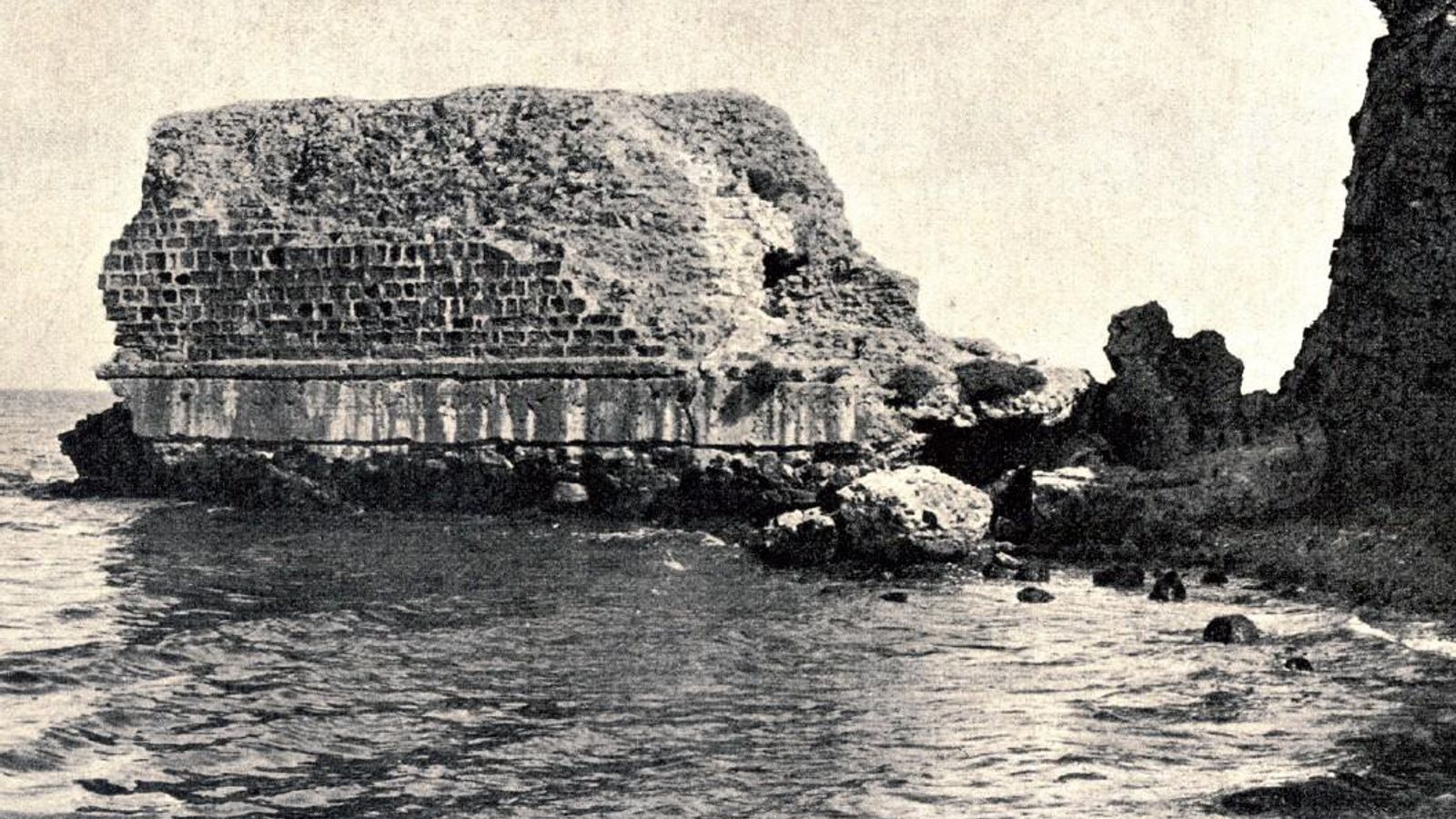 Coracha marítima que estaba situada en al ángulo nodeste del recinto norte de Algeciras en la prolongación de la Avda. Blas Infante. (Romero de Torres, E., Catálogo Monumental de España. Provincia de Cádiz (1908-1909), Madrid, 1934, Tomo II). Coracha marítima que estaba situada en al ángulo nodeste del recinto norte de Algeciras en la prolongación de la Avda. Blas Infante. (Romero de Torres, E., Catálogo Monumental de España. Provincia de Cádiz (1908-1909), Madrid, 1934, Tomo II).