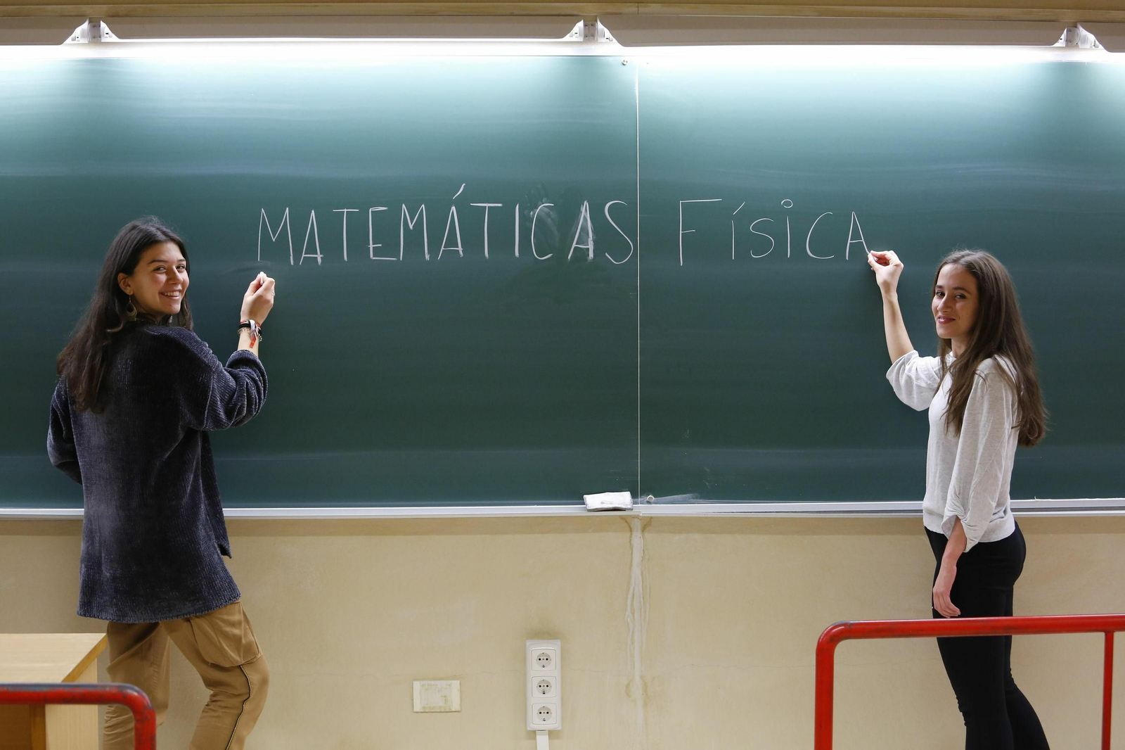Carmen García y Mónica Tapia, en la Facultad de Ciencias.