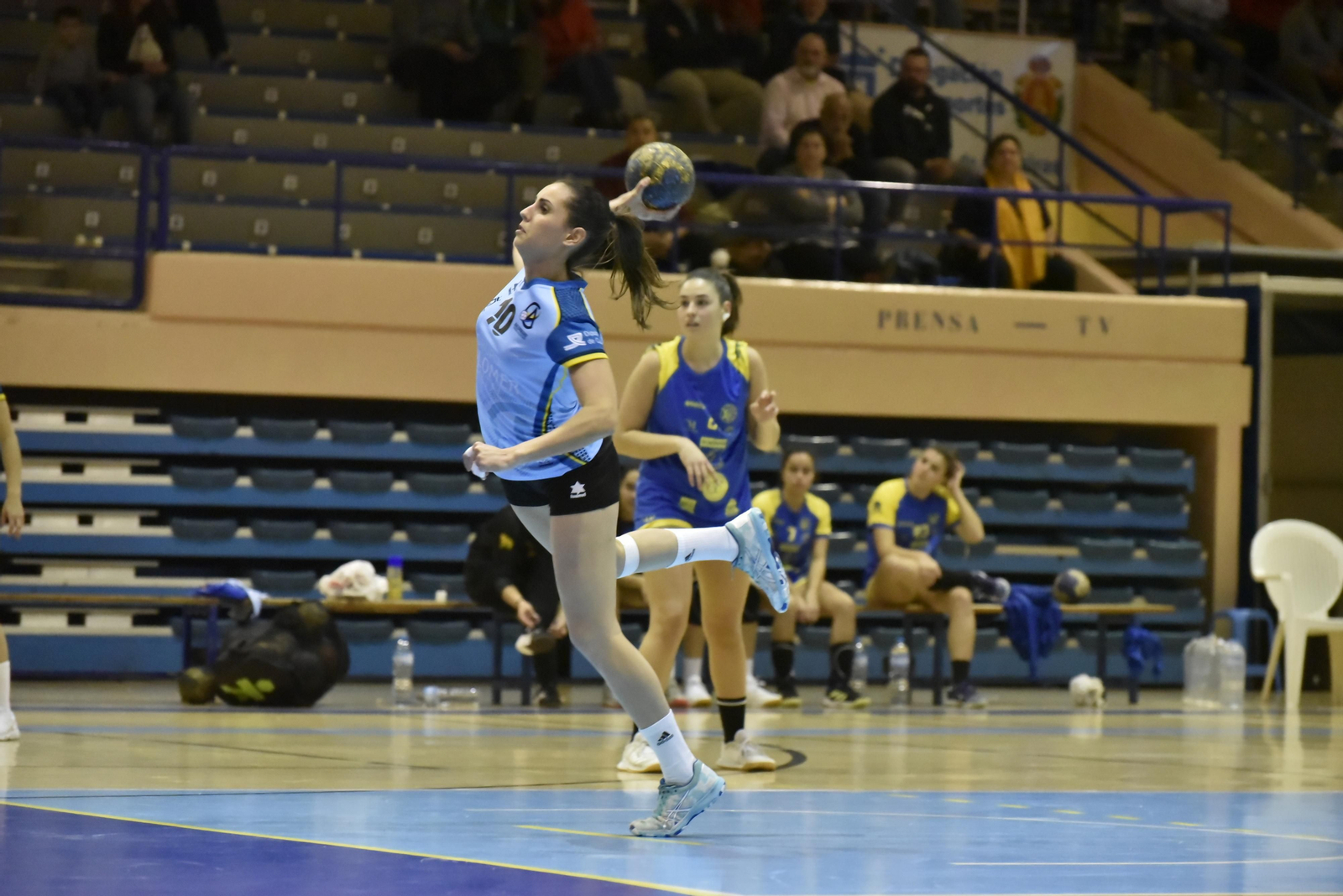 Laura Gil se dispone a lanzar a puerta