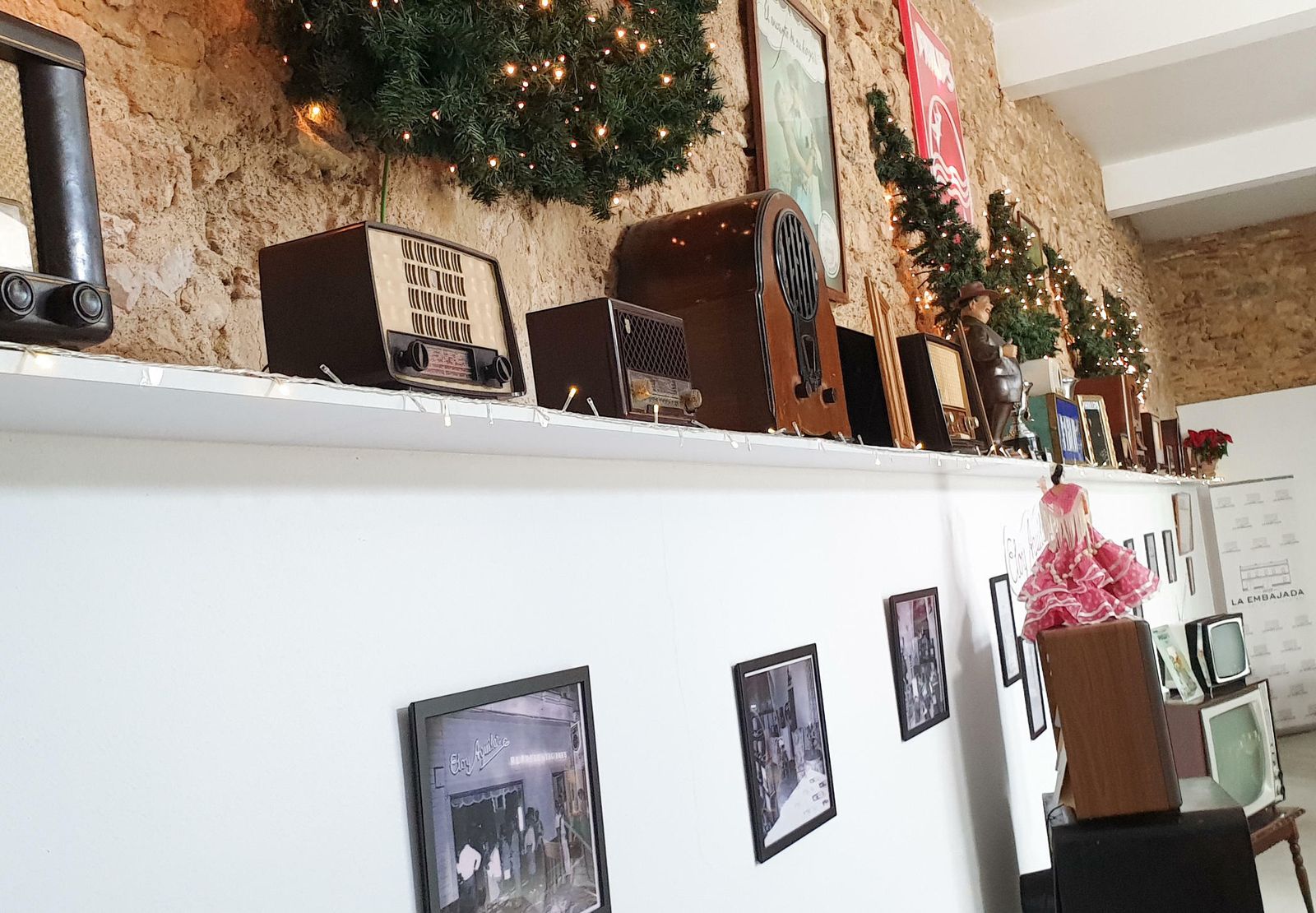 Detalle de una parte de la exposición, en la que también se muestran fotografías y otros aparatos antiguos.