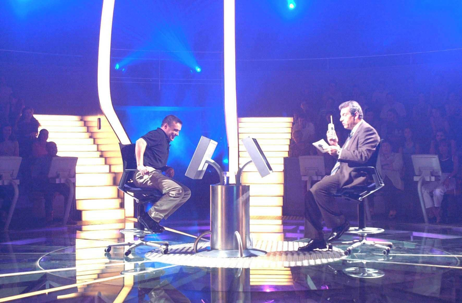 Enrique Chicote en la última pregunta, con Carlos Sobera con el comodín de la llamada