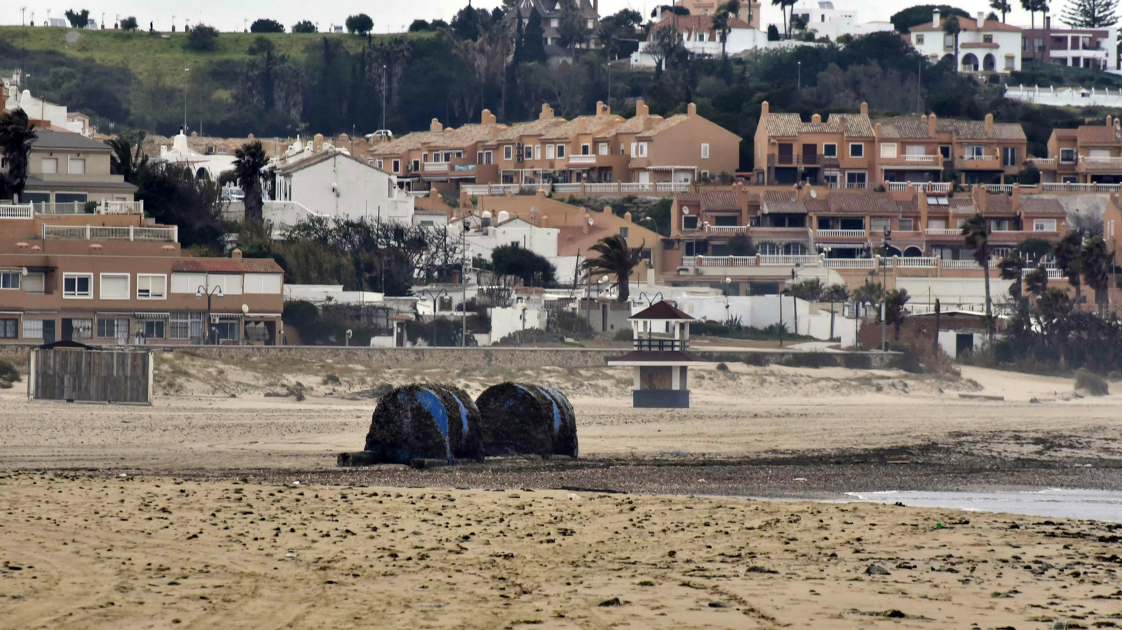 Mejilloneras varadas en la playa de Getares