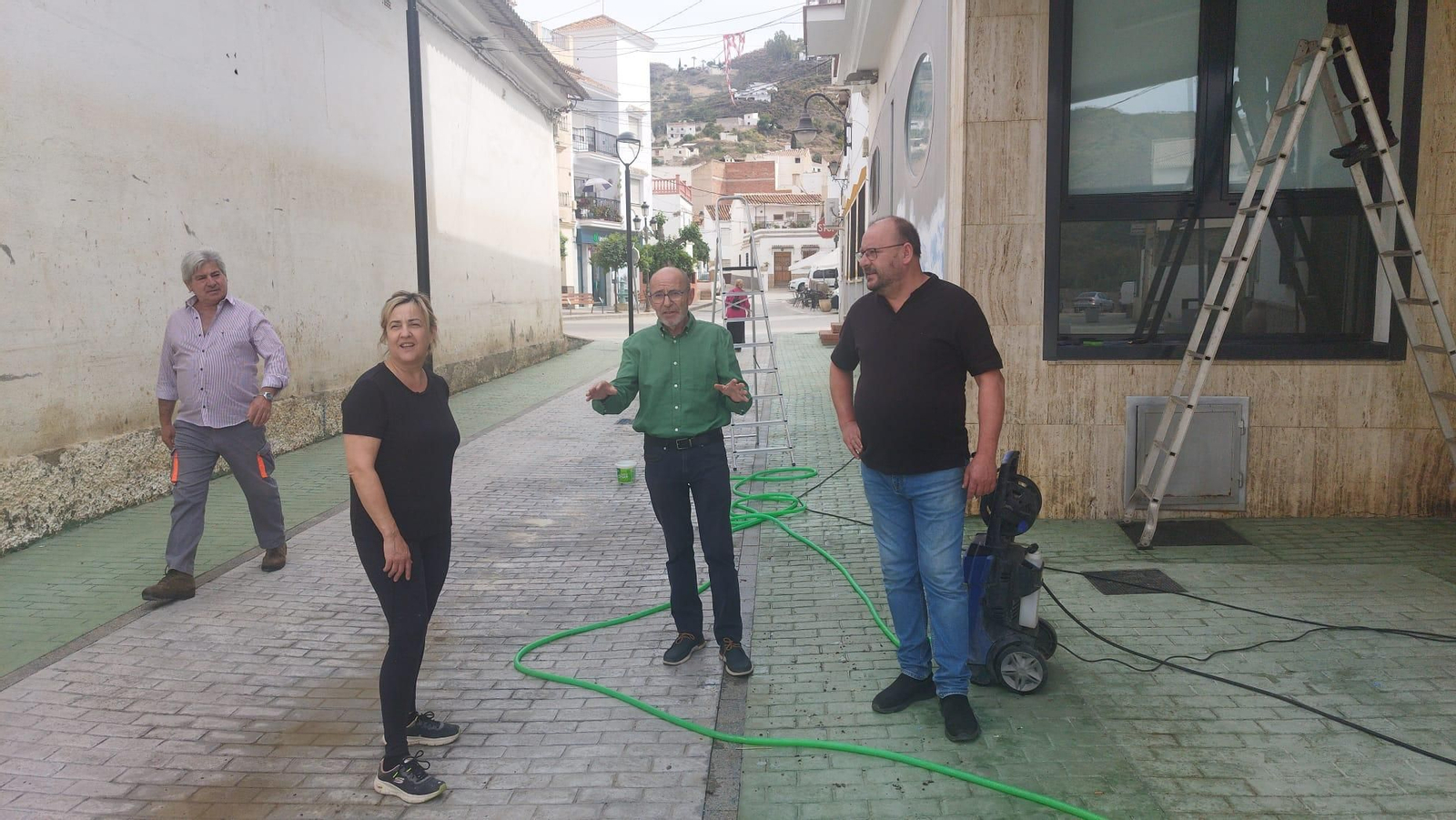 El alcalde del municipio junto a vecinos dueños de un bar afectado por la DANA