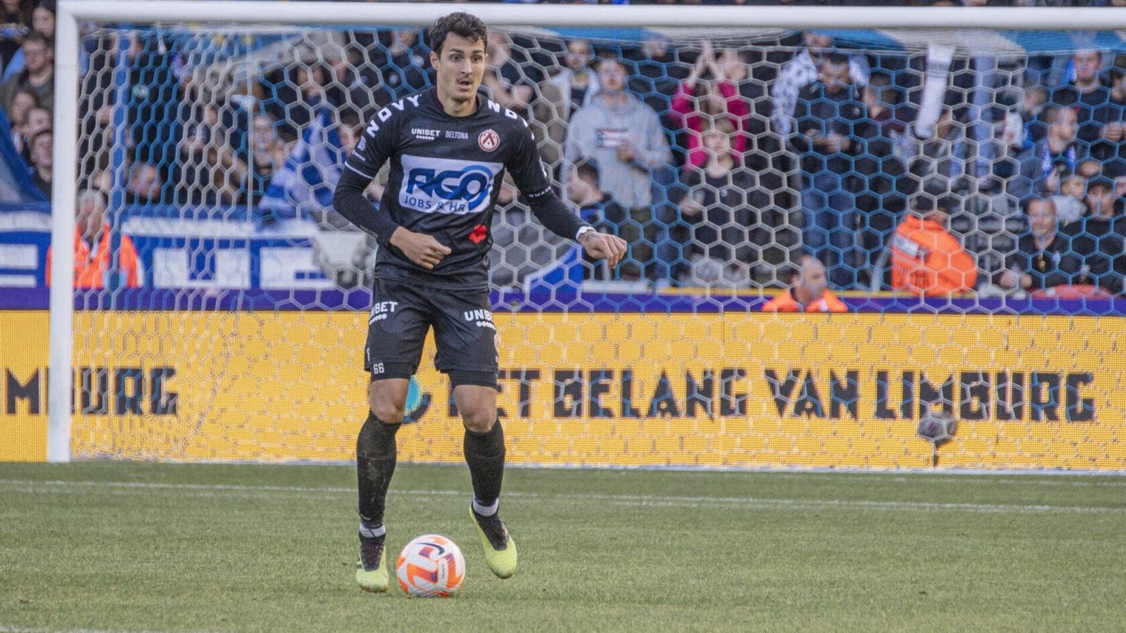 Aleksandar Radovanovic conduce el balón en un duelo de la liga belga.