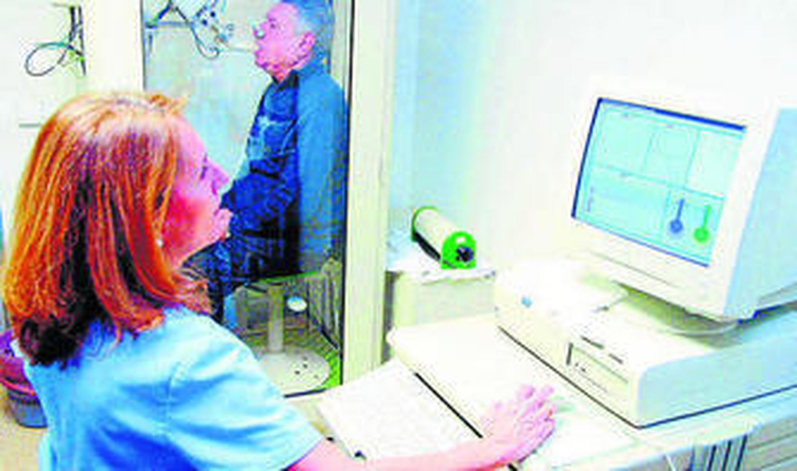 Una neumóloga realiza las pruebas a un paciente en la consulta.