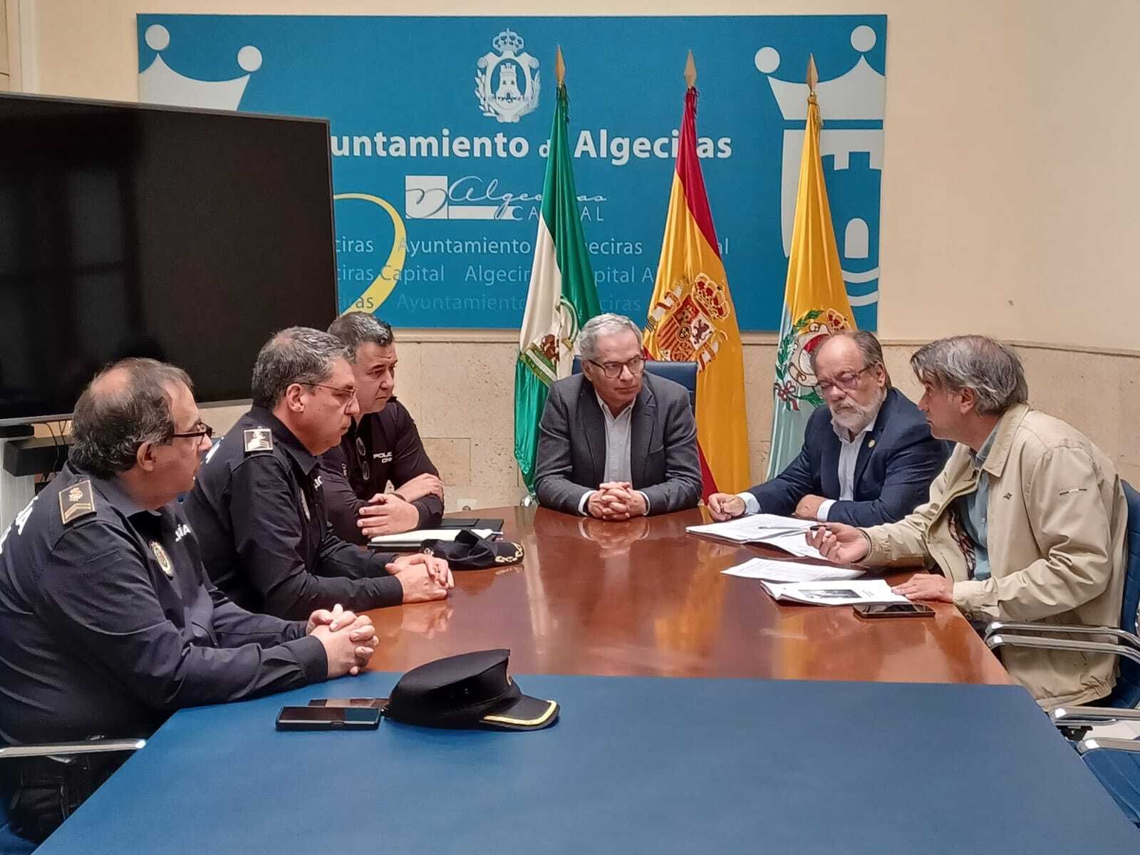Responsables institucionales, policiales y cofrades, durante la reunión mantenida este martes