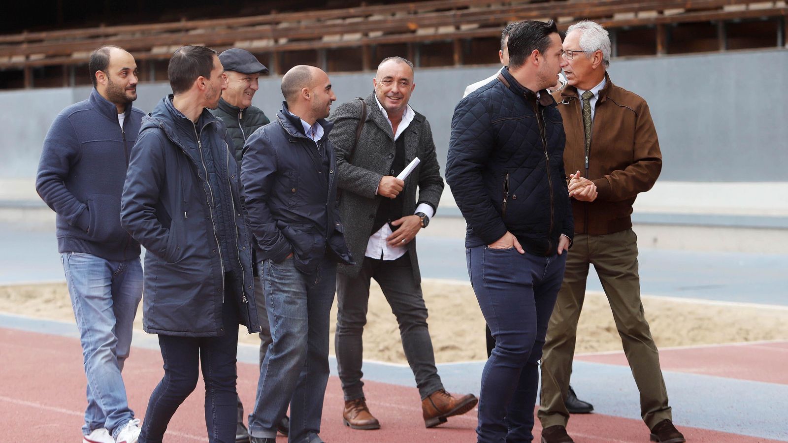 Uribe, junto a los directivos azulinos antes del partido.