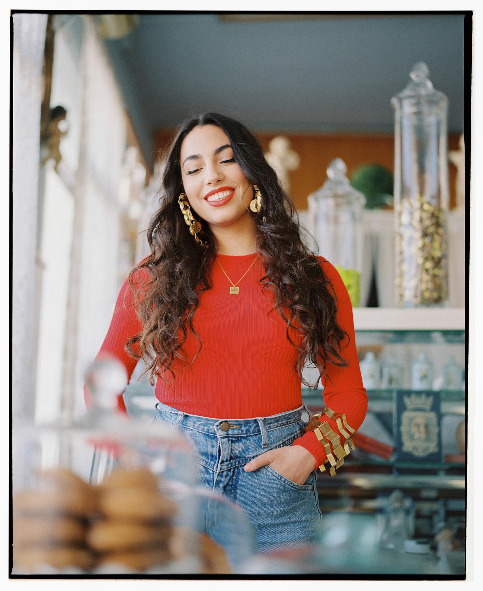 La joven artista cordobesa María José Llergo es la encargada de responder a Lola Flores en esta campaña, recogiendo el legado en nombre de su generación.