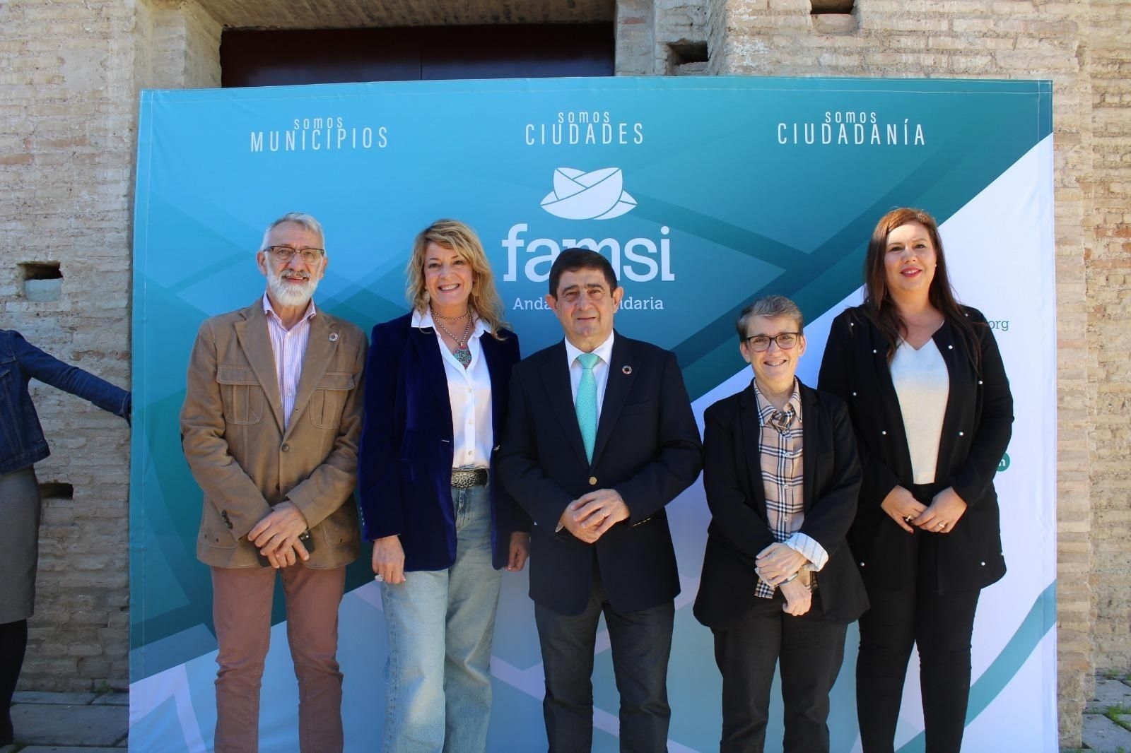 Francisco Reyes, en el centro, junto a responsables de Famsi.