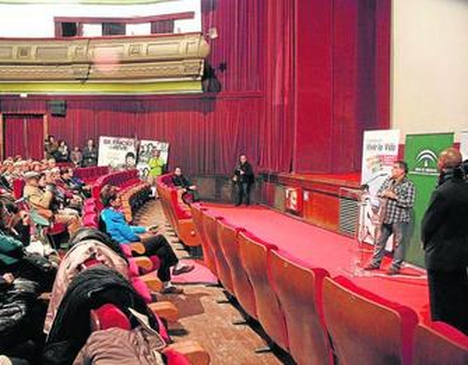 Benito Zambrano se dirige al público del cine Cervantes antes de la proyección de 'La voz dormida'.