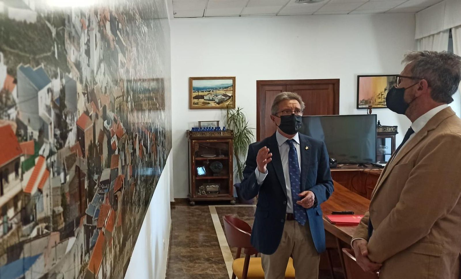 Visita a Baza del delegado de Turismo de la Junta.