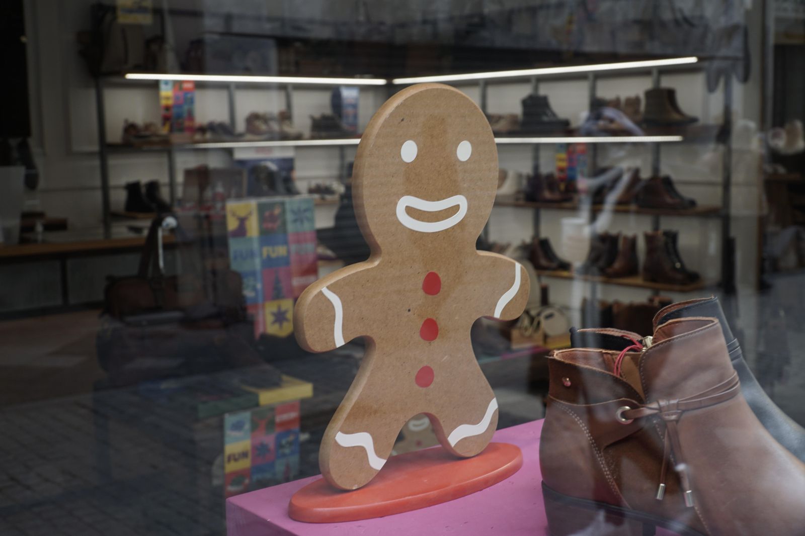 Adornos navideños en los escaparates