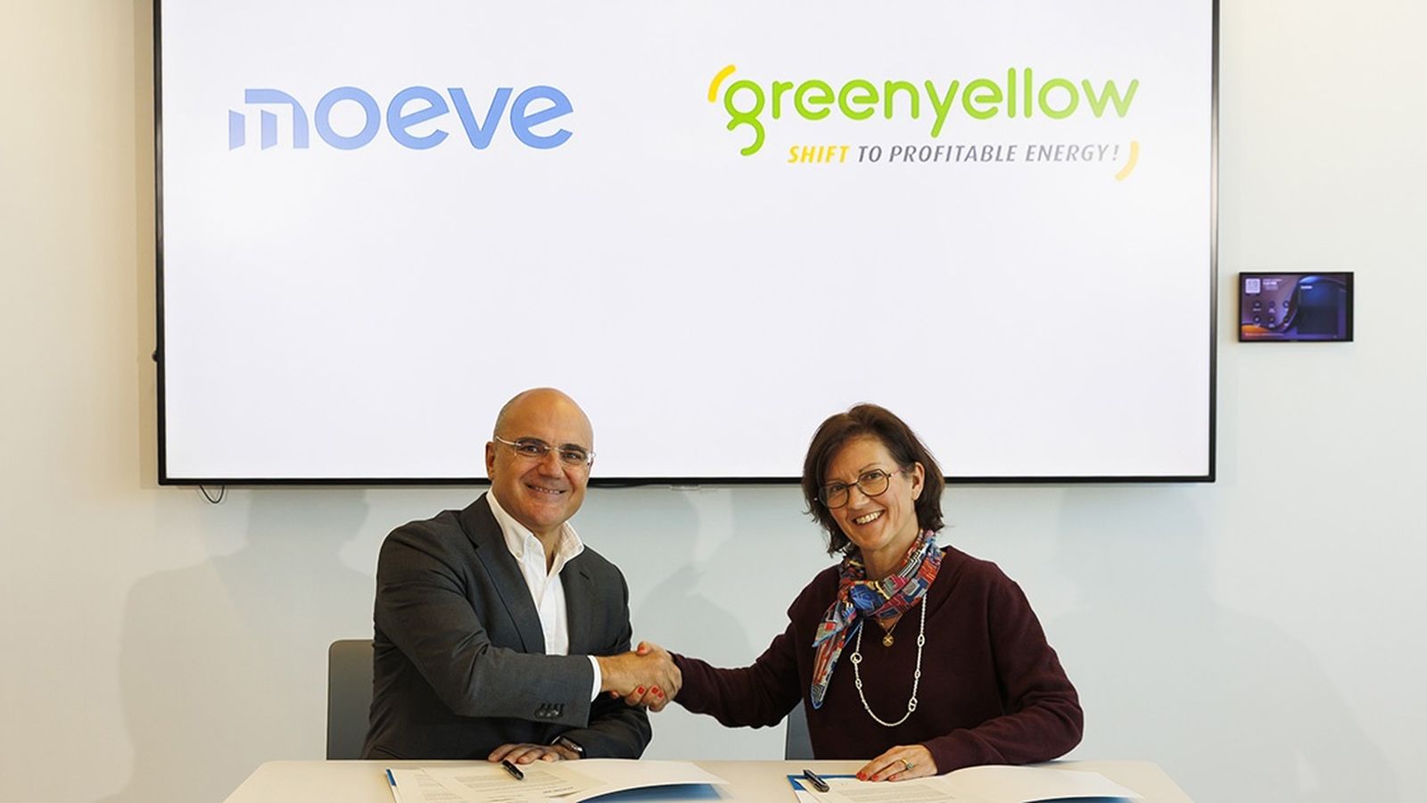 Los directivos de ambas compañías, Carlos Barrasa y Anne de Bagneux, durante la rúbrica del acuerdo.