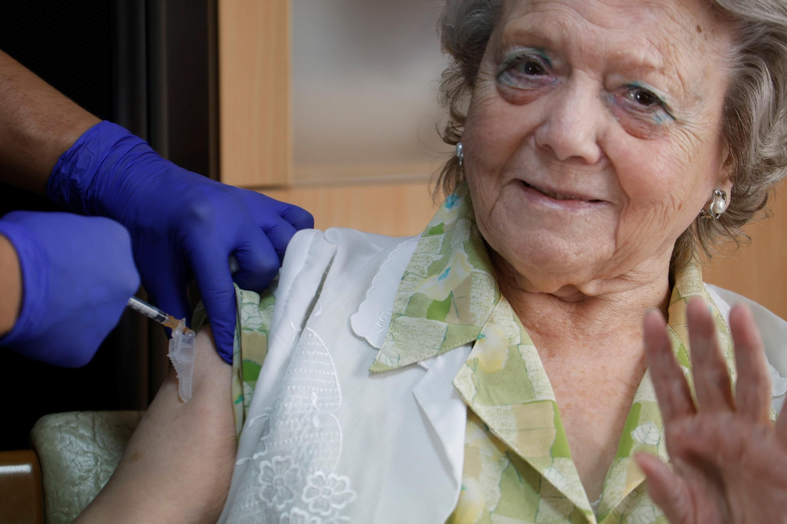 El inicio de la vacunación de la gripe y el Covid en las residencias de Córdoba, en fotos